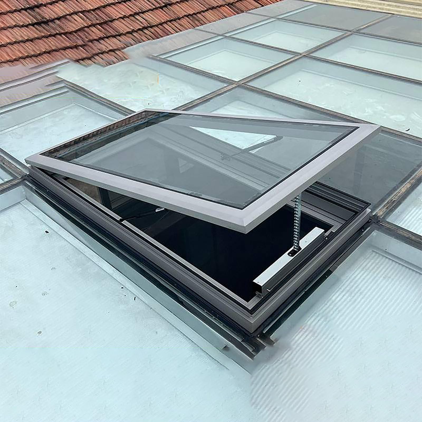 Automatyczny świetlik dachowy z pilotem zdalnego sterowania i czujnikiem deszczu, niestandardowy rozmiar 60 x 60 cm, do przedpokoju, Conserva Staase Ga, system wentylacyjny odporny na warunki