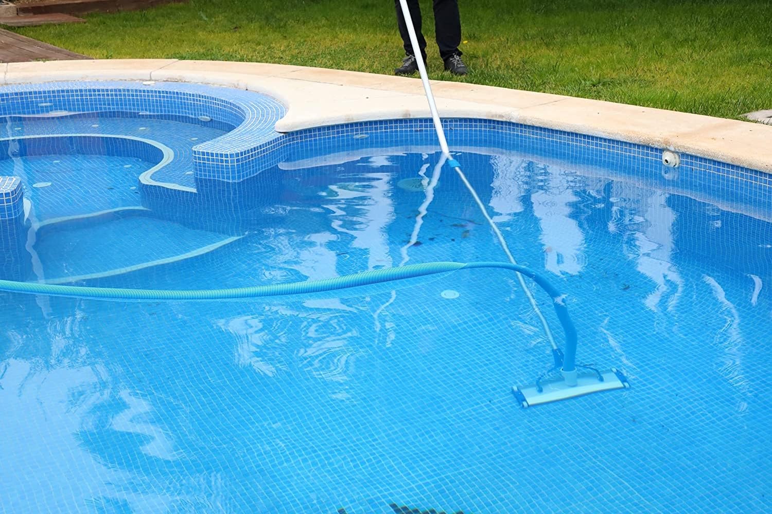 Suinga Limpiafondos de Aluminio para Piscinas 45 cm con Cuatro Ruedas | Cepillo de Arrastre para Limpieza Eficaz del Fondo | Conexion a Manguera 2'' | Alta Movilidad para Uso Intensivo