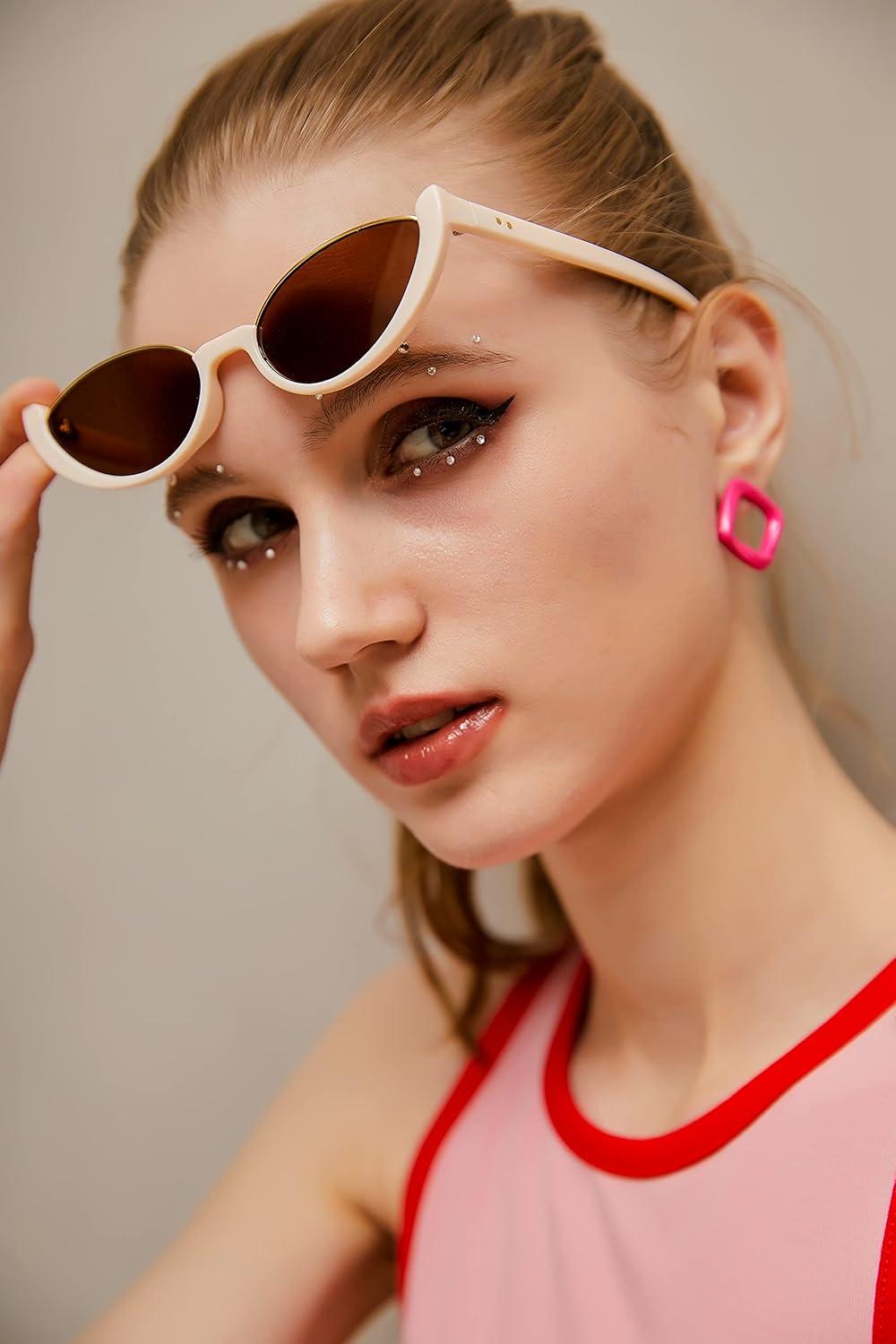 FEISEDY Fashion Small Cat Eye Sunglasses for Women Retro Trendy Cool Sun Glasses B2864 - Image 4