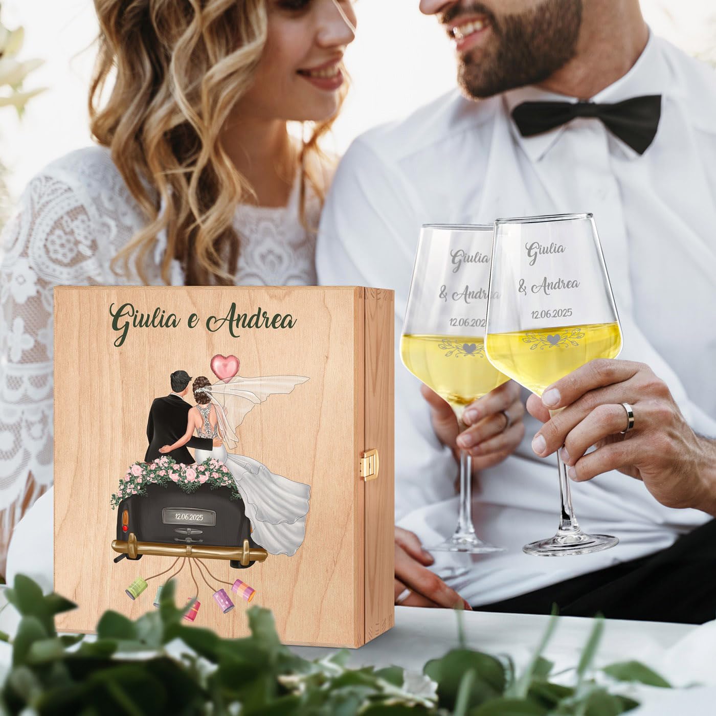 Maverton Calici Vino x2 Personalizzati - Bicchieri Vino Rosso o Vino Bianco 490 ml - Incisi per Lei e Lui - Scatola Legno Personalizzata - Regalo per Sposi e Coppia - Regali Personalizzati