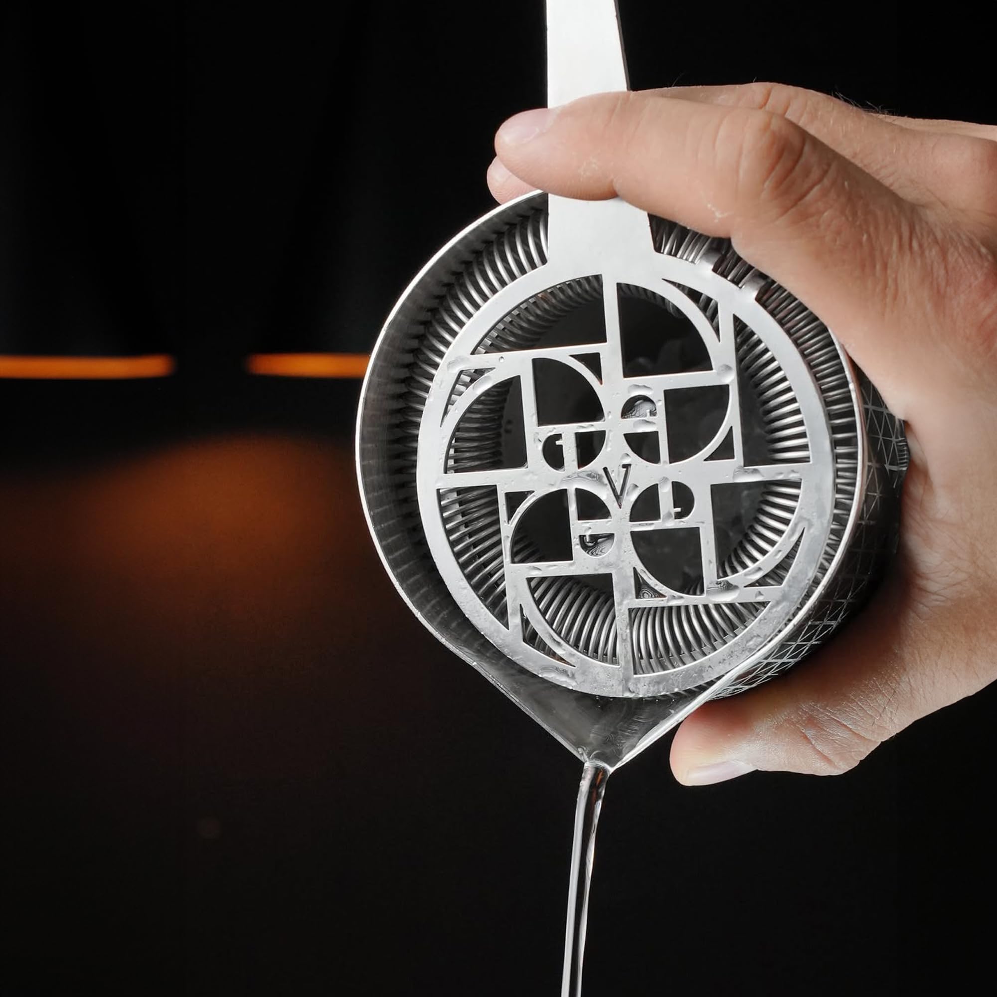 Kidia Strainer Geometric Lines – Colador Hawthorne de Acero Inoxidable 304 – Diseño Ergonómico para Throwing – Filtrado Preciso de Cócteles – Made in Italy con Mochila Barman
