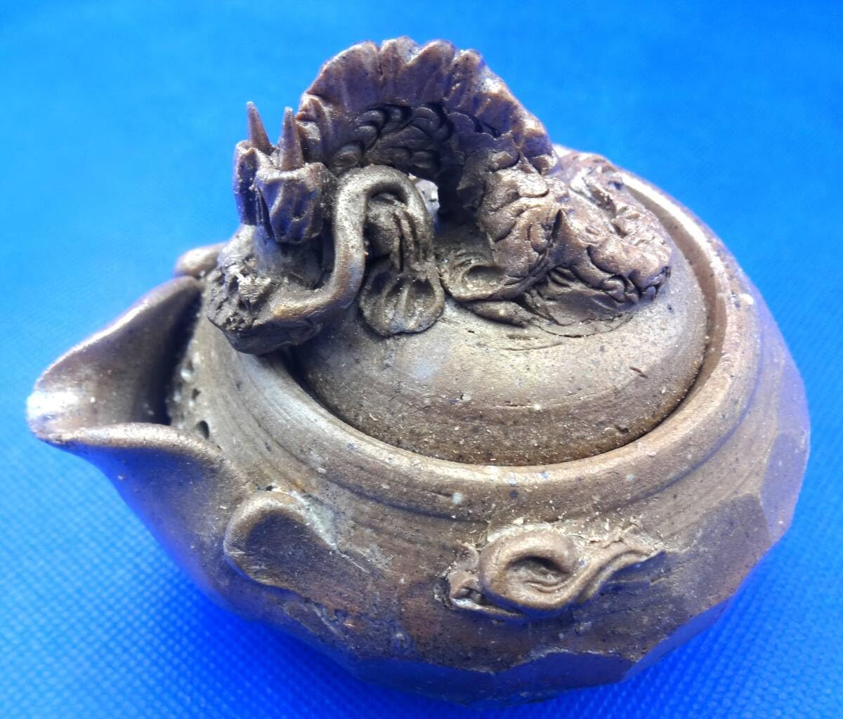 中国　大清乾隆年製　粉彩　牡丹文　長頸瓶　一輪挿　M　R7901E A SUPERB AND RARE CARVED CELADON-GLAZED 'PEONY' VASE