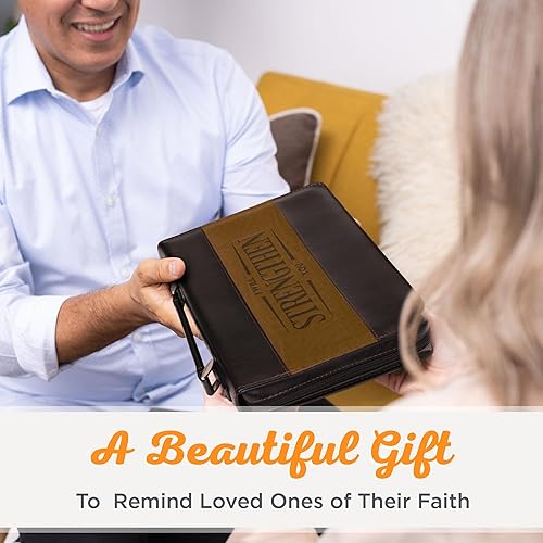 Miniatura 9 de Christian Art Gifts Funda clásica para la Biblia para hombre I Will Strengthen You Isaías 4110, piel sintética negromarrón, talla L