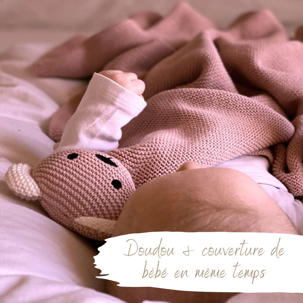 DIKOS® Couverture Originale pour bébé - Motif Ours en Peluche - 100% Coton Bio - avec Doudou - Couverture tricotée - Premier équipement pour bébé Fille/garçon - Cadeau de Naissance (Vieux Rose)