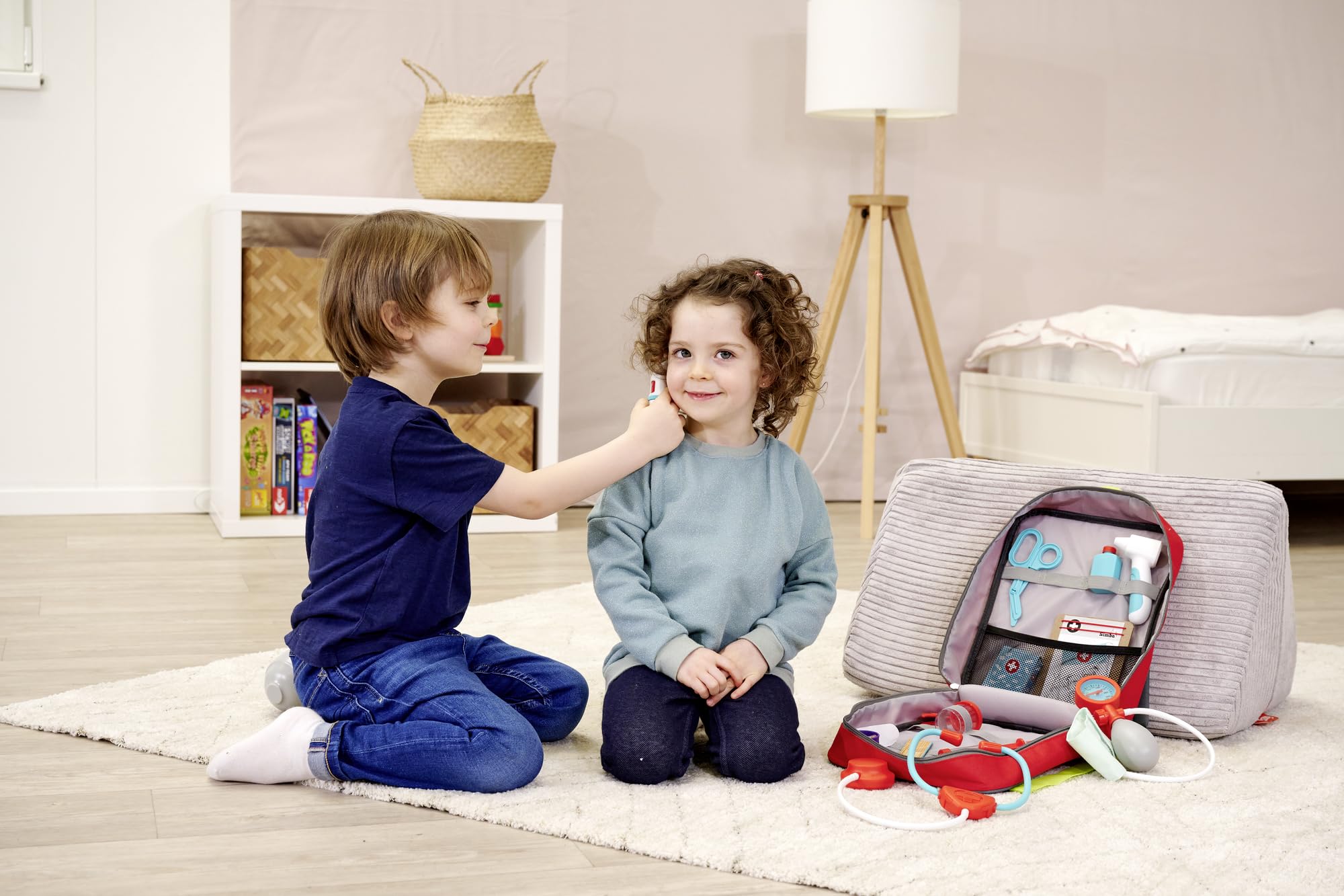 Simba Notarzt Rucksack, 20-TLG. Set, Stethoskop mit Soundfunktion und weitere lustige Funktionen, 24x30cm, Arztkoffer, Kinder Rollenspielzeug, ab 3 Jahren
