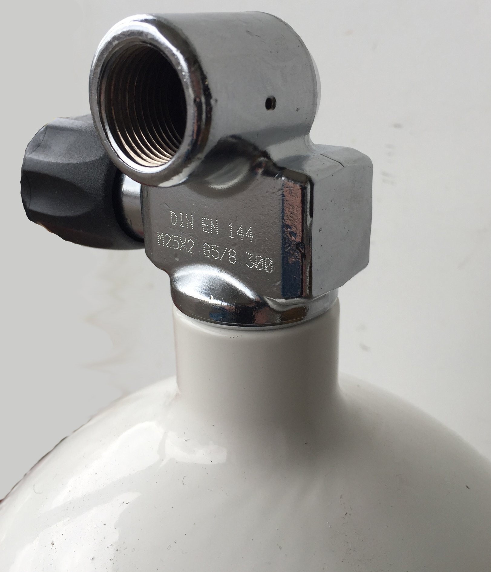 Bouteille de plongée 5 l 300 bar complète avec valve et pied blanc