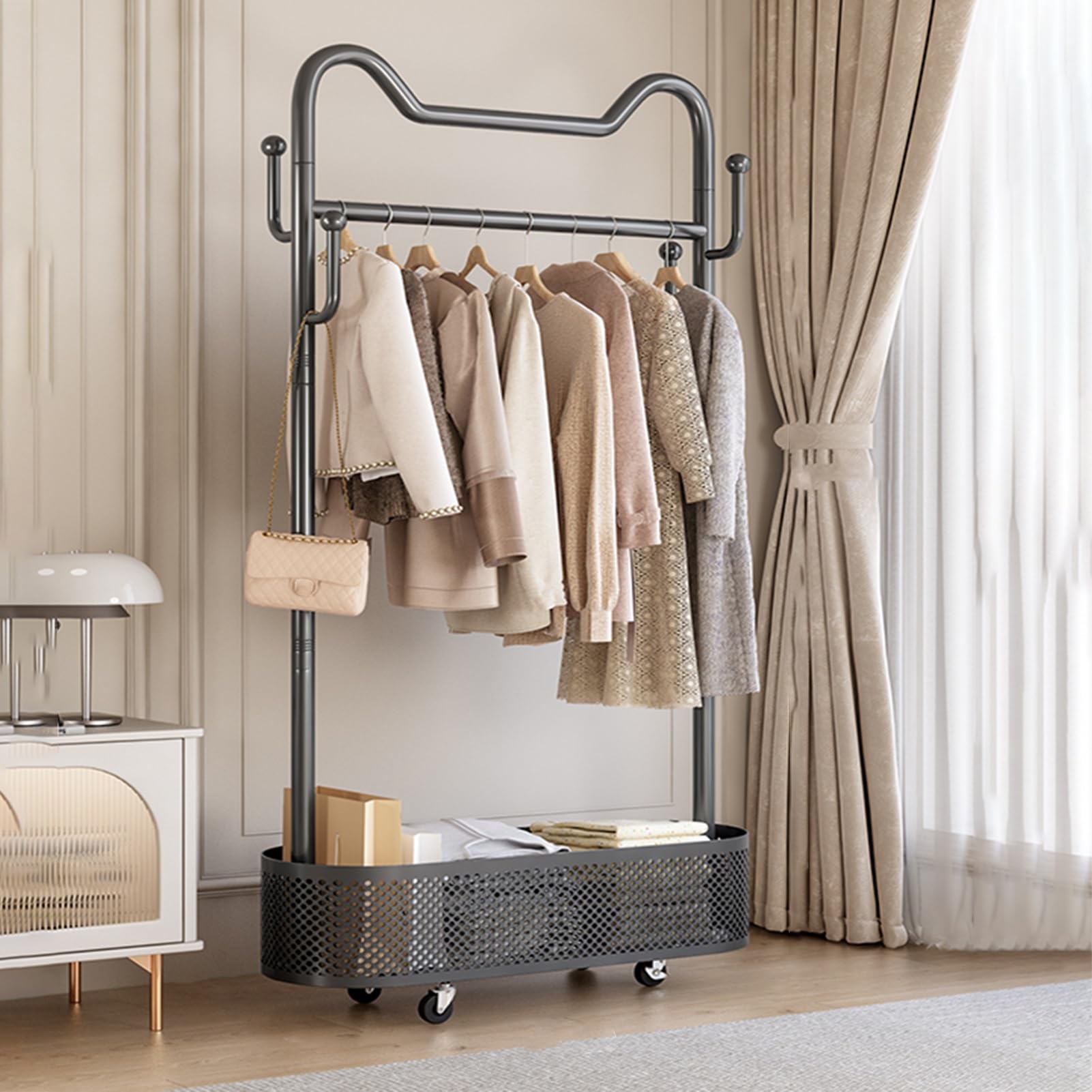 Portant à vêtements pour chambre afin de suspendre facilement les manteaux sans froisser