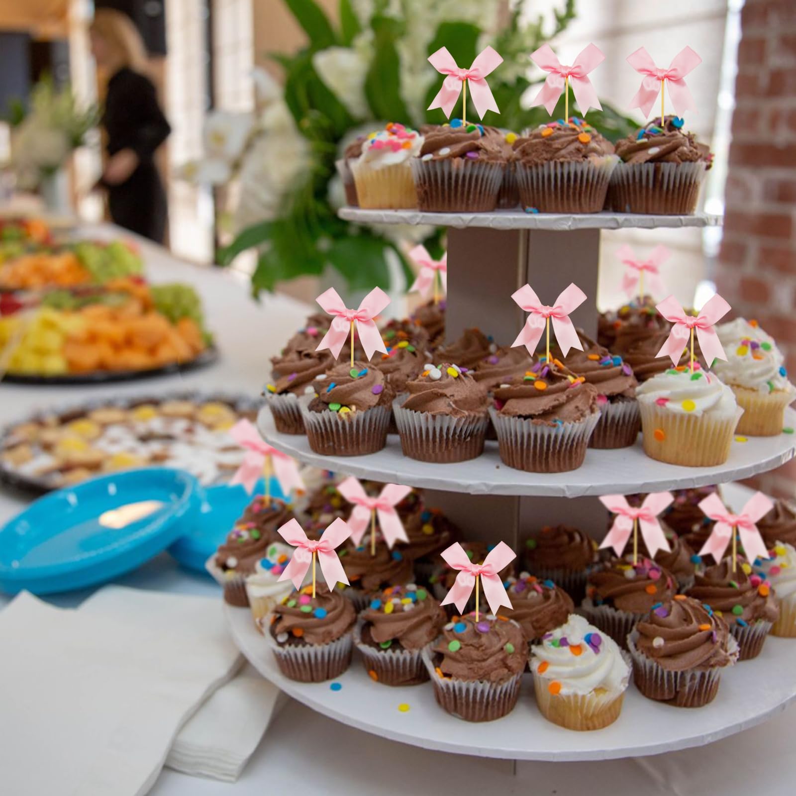 10 eleganti decorazioni per cupcake con fiocco, progettate per compleanni a tema romantico e feste nuziali