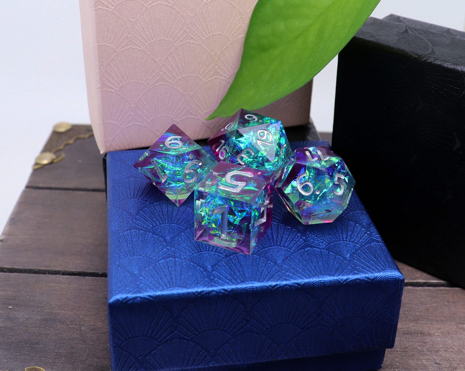 Jeu de dés DND en résine, dés polyédriques violets et bleu lac galaxie pour jeux de table Donjon et Dragons D&D RPG, fabriqués à la main avec coffret cadeau