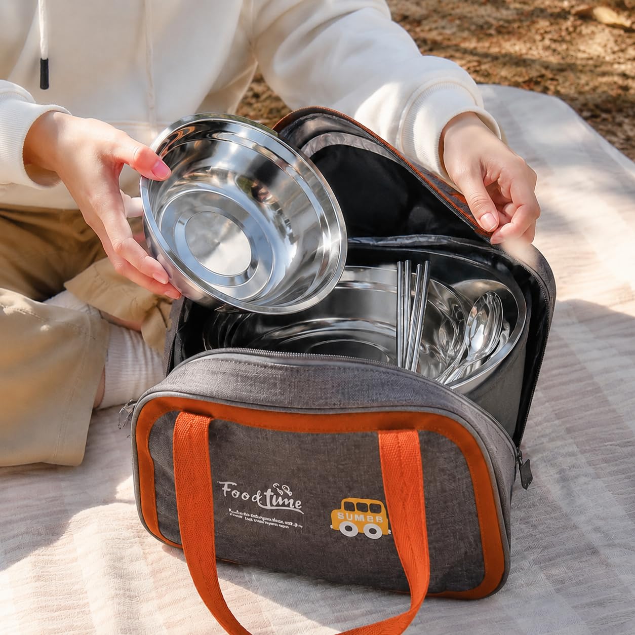 Camping Geschirr Set aus Edelstahl, stapelbar, für 2 oder 4 Personen, mit Besteck und Tasche