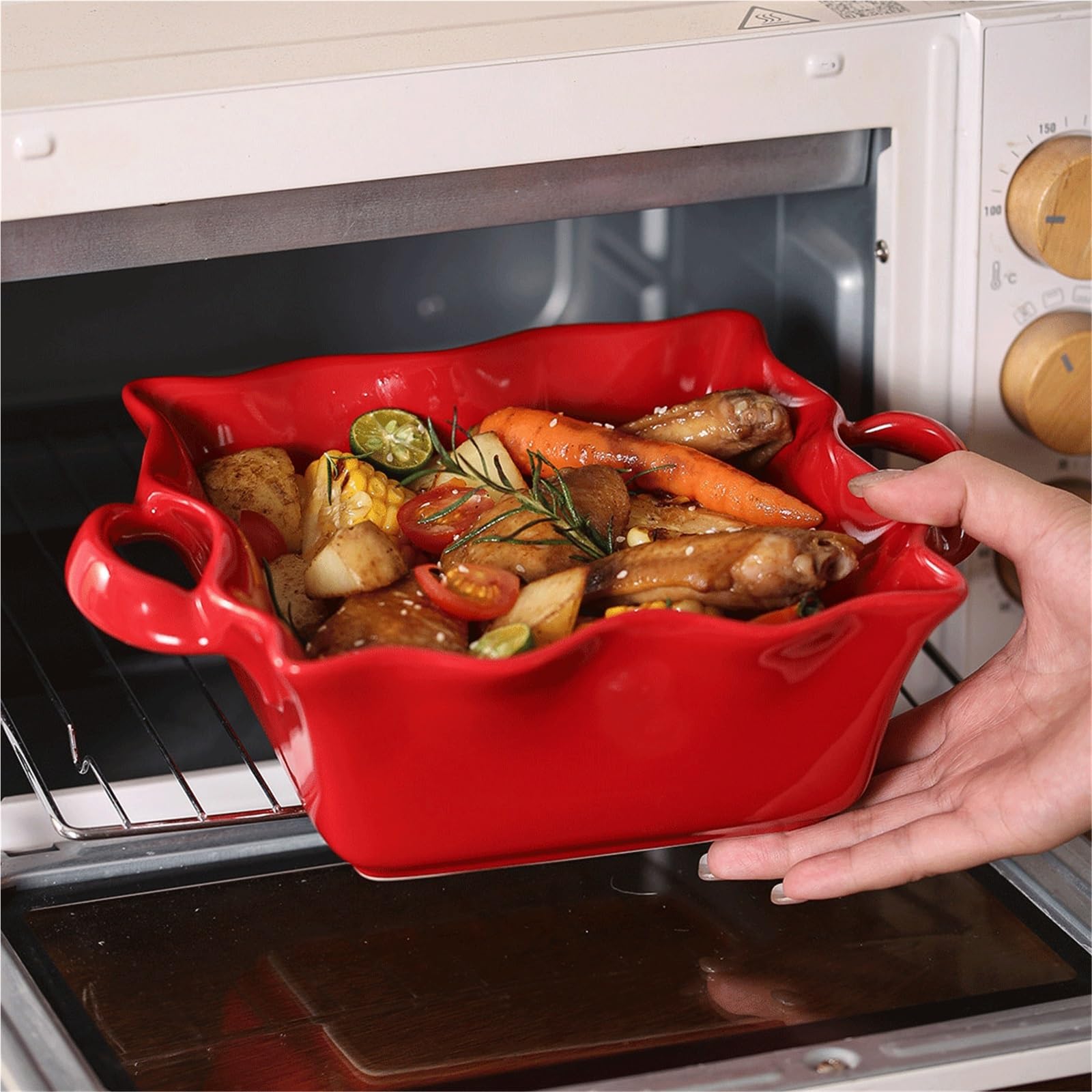 plat de cuisson en céramique rouge vintage avec bords ondulés Pain