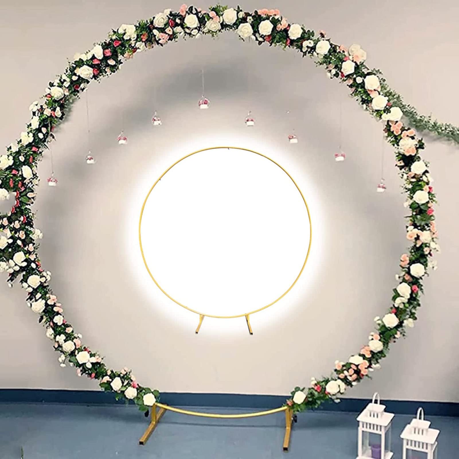 Arc de mariage en métal rond pour sublimer un coin photo de fiançailles sans effort