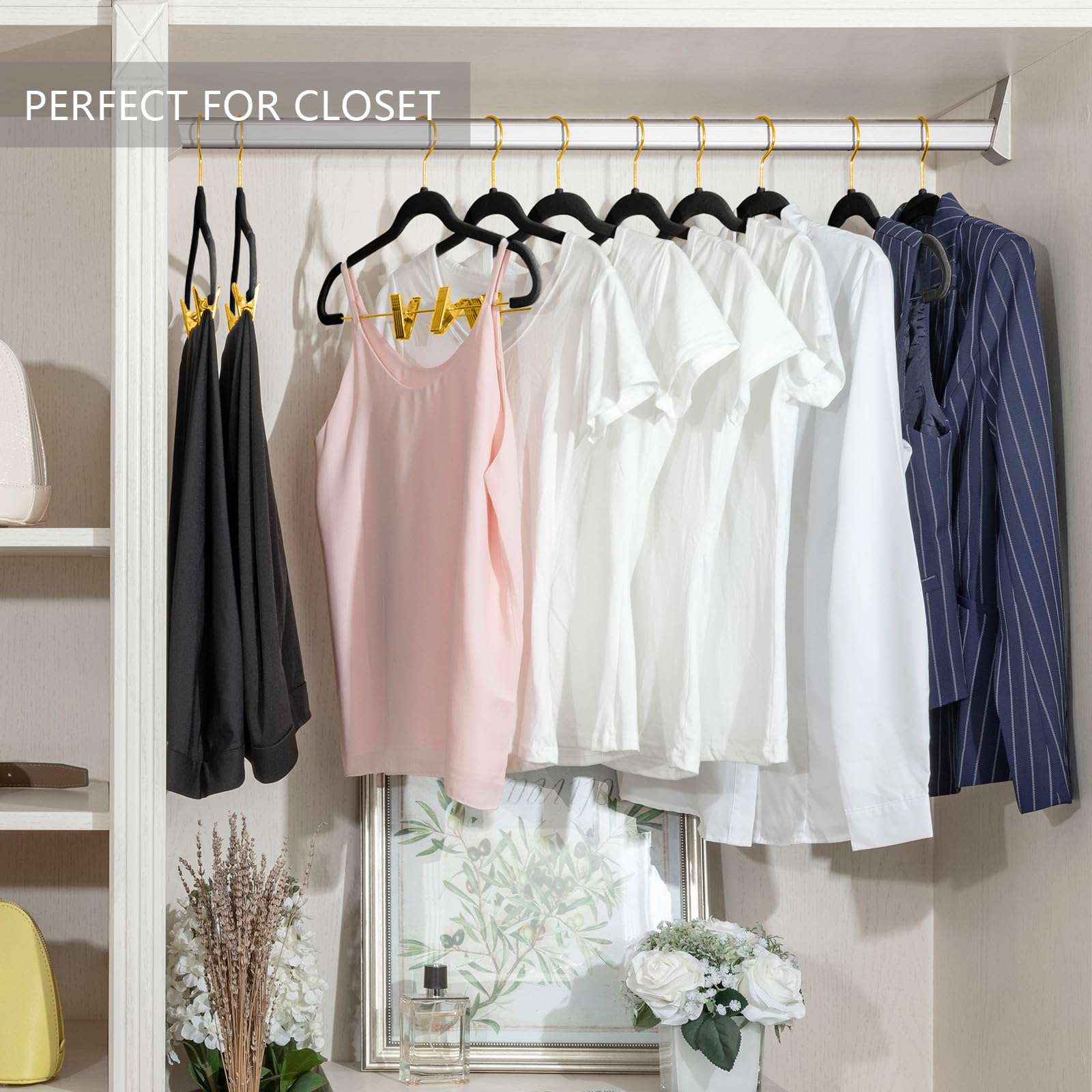MIZGI Premium Kleiderbügel aus Samt mit verstellbaren Clips (30 Stück) schmale Rock-Kleiderbügel - rutschfeste Filz-Kleiderbügel schwarz - goldene Haken, platzsparende Hemd-Kleiderbügel