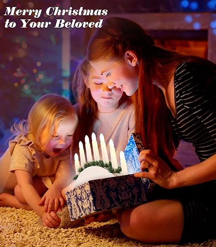 Miniatura 7 de Lewondr Candelabro sueco de Navidad, 7 velas cónicas sin llama con alimentación USB, luz de vela de ventana de Navidad con agujas de pino, luz de