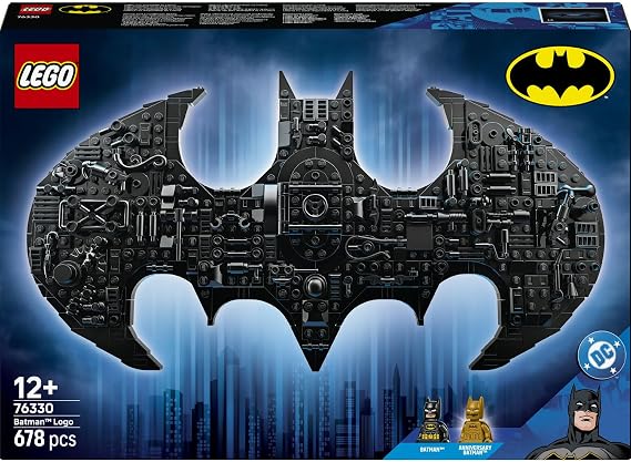 LEGO DC Batman: Batman Logosu 76330-12 Yaş ve Üzeri Erkek ve Kız Çocuklar için 2 Minifigür ile Çeşitli Aksesuarlar İçeren Yaratıcı Sergileme Modeli Yapım Seti, Hediye Fikri (678 Parça)