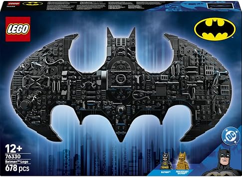 LEGO DC Batman: Batman Logosu 76330-12 Yaş ve Üzeri Erkek ve Kız Çocuklar için 2 Minifigür ile Çeşitli Aksesuarlar İçeren Yaratıcı Sergileme Modeli Yapım Seti, Hediye Fikri (678 Parça)