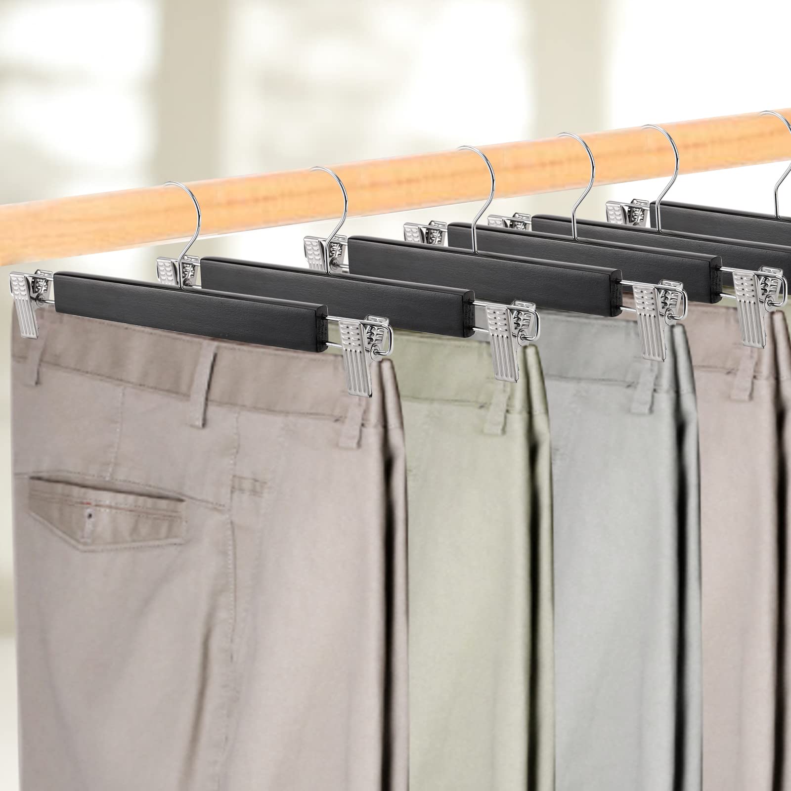 Tosnail Paquete de 15 perchas de madera natural de 14 pulgadas para faldas y pantalones, perchas con clips para pantalones y jeans, color negro