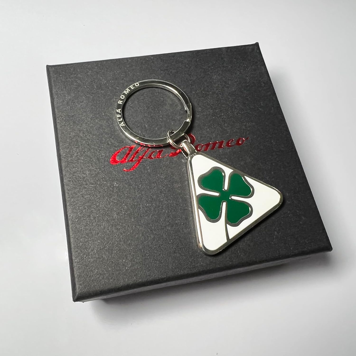 Car Logo Keychain For Alfa Romeo Four Leaf Clover logo Keychain Men and Women Gift Key Ring