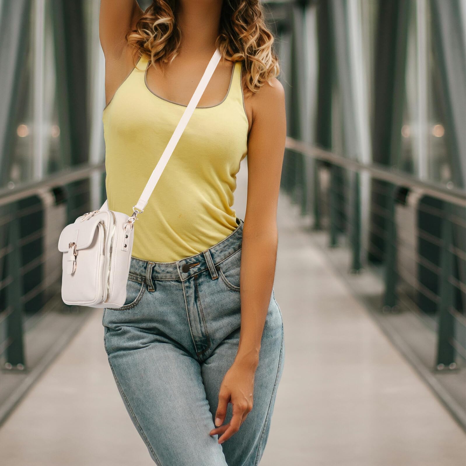 FRCOLOR Borsa a Tracolla per Cellulare da Donna Bianca Borsa da Viaggio a Tracolla Marsupio per Cellulare con Ampio Spazio per Carte e Caricabatterie Versatile per Uso Quotidiano