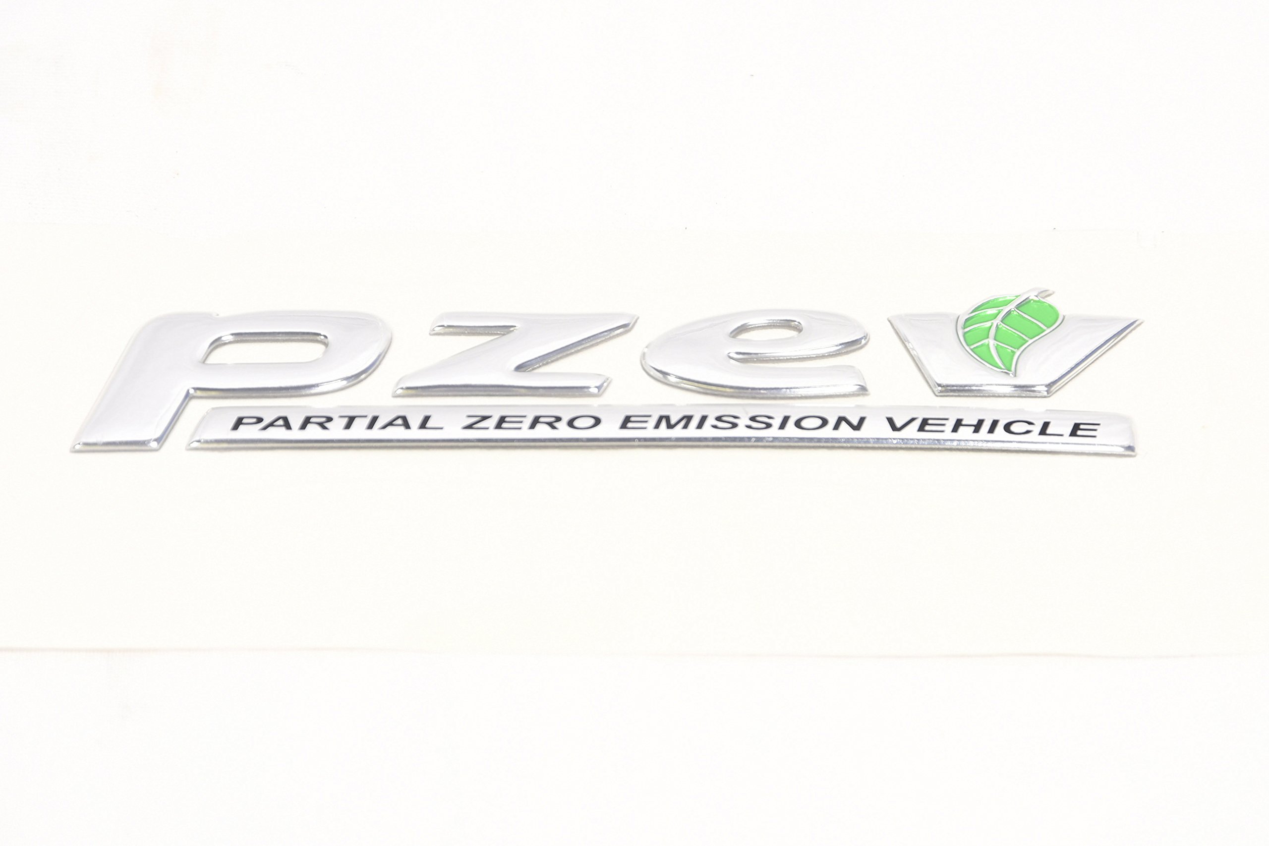 Emblema Subaru PZEV original con referencia SOA3681002 para maletero 4
