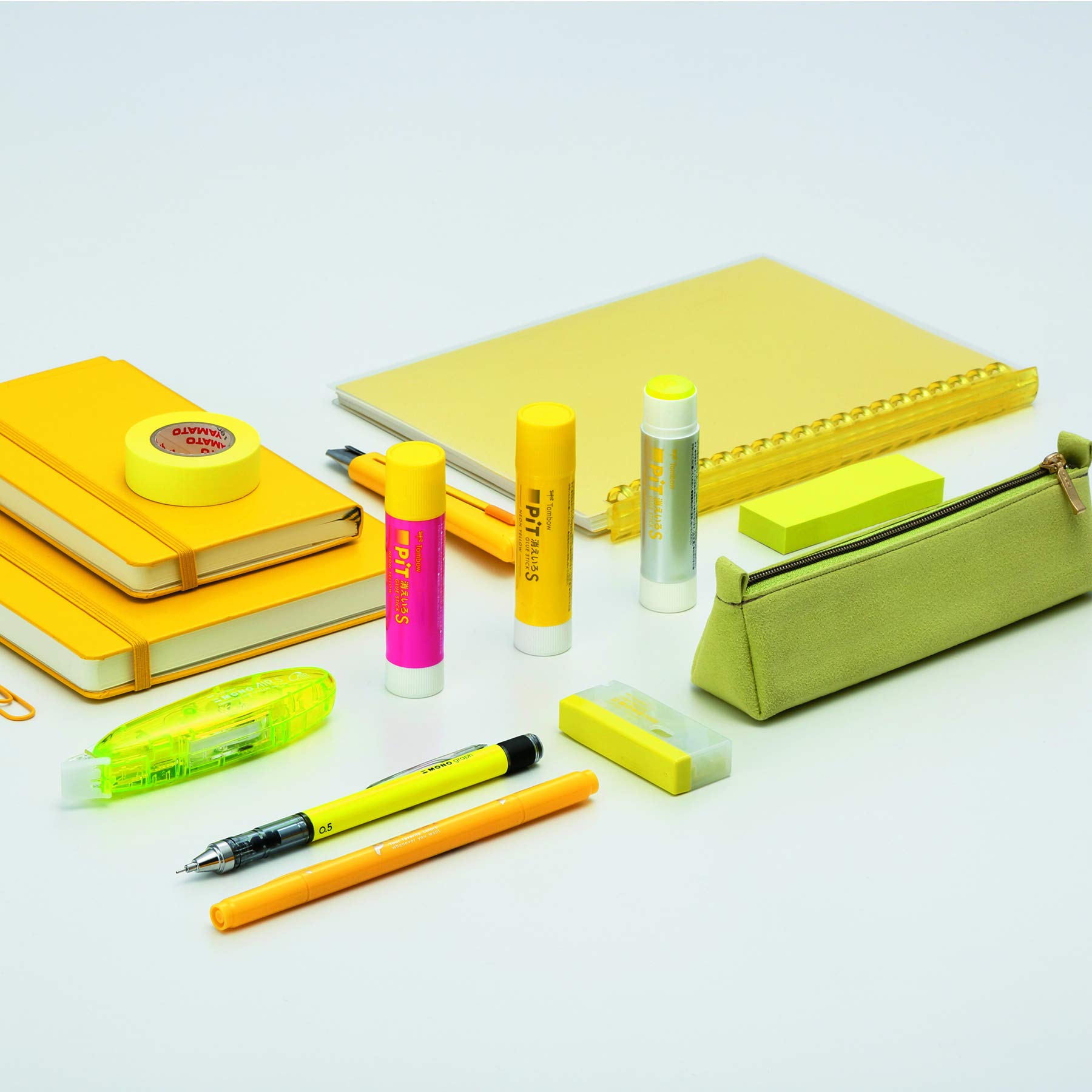 Amazon | トンボ鉛筆 スティックのり (ネオンイエローの塗り色) 消え