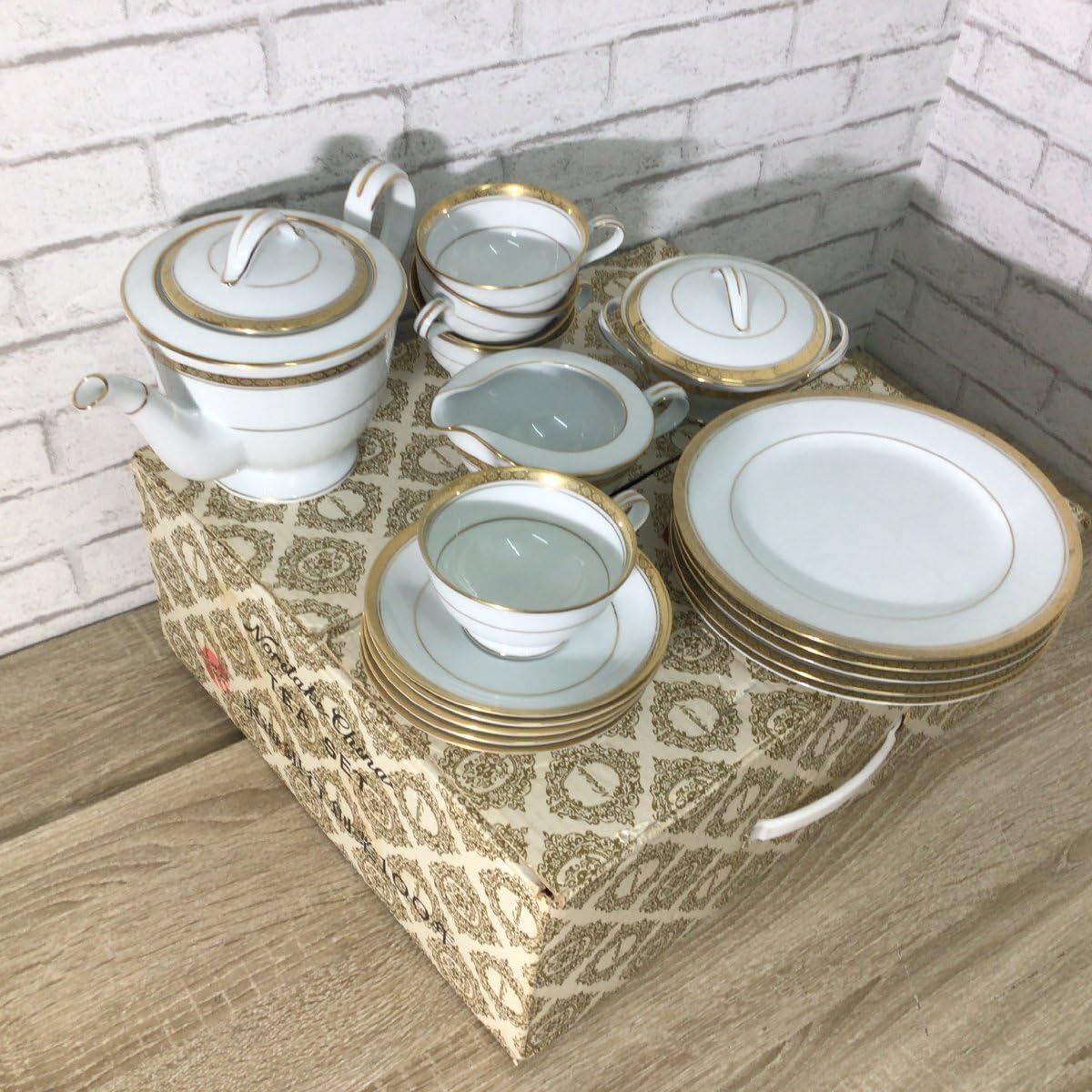 ノリタケ　東海銀行創業100年記念ティーセット 白地に金色装飾 ノリタケ 東海銀行創業100年記念のティーセット