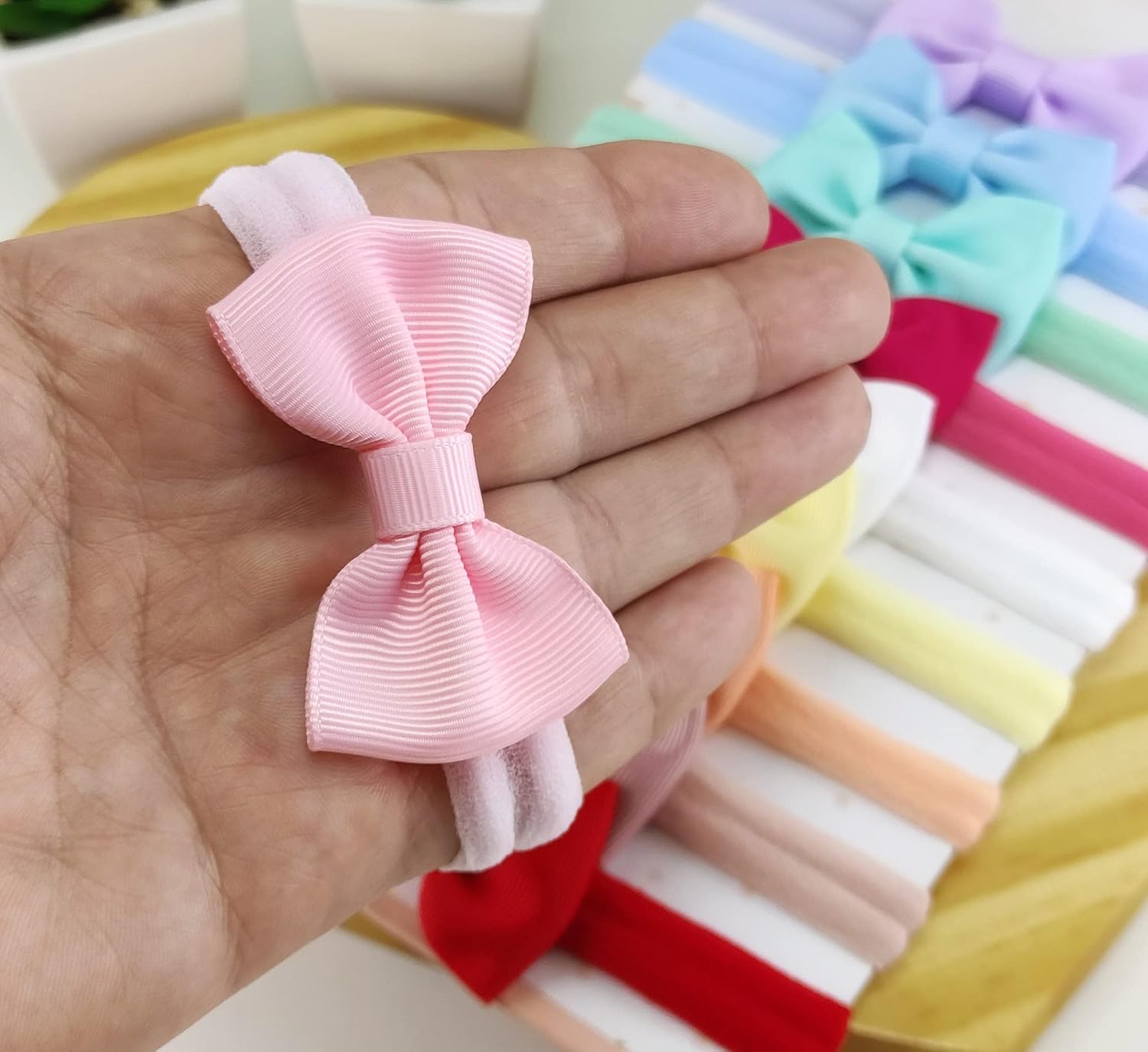 Kit c/10 Laços para Cabelo Meninas Tiara Faixinha Meia Seda em promoção! Veja a oferta e mais achadinhos de Laços & Tiaras Infantis 4 Hoje é o melhor dia para comprar Kit c/10 Laços para Cabelo Meninas Tiara Faixinha Meia Seda com aquele preço maroto! Promoção! Aproveite a oferta! 4