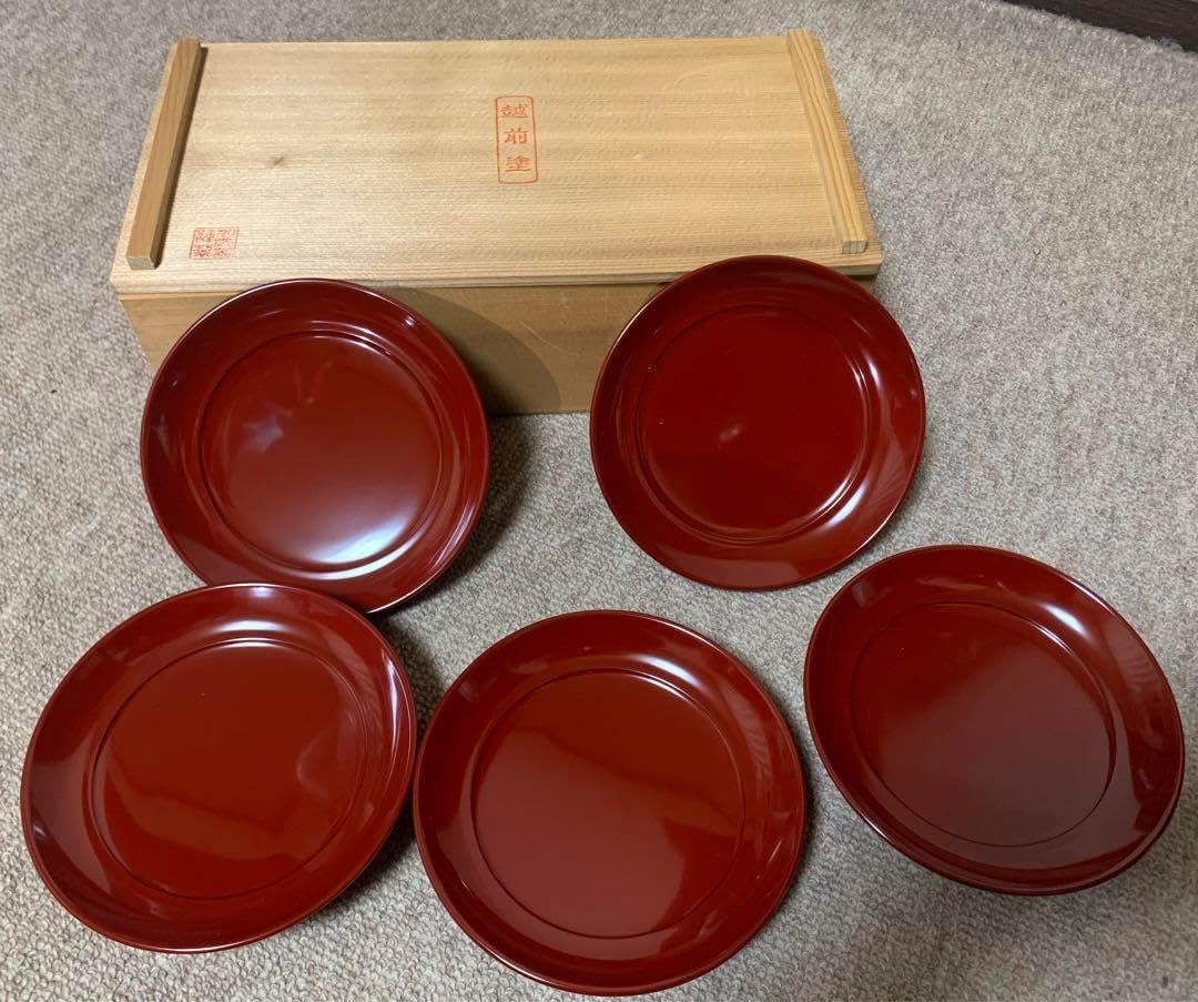 赤い漆器重箱 収納式 皿・箸付き 赤い漆器重箱 収納式 皿 箸付き 赤い漆器重箱 収納式 皿・箸付き