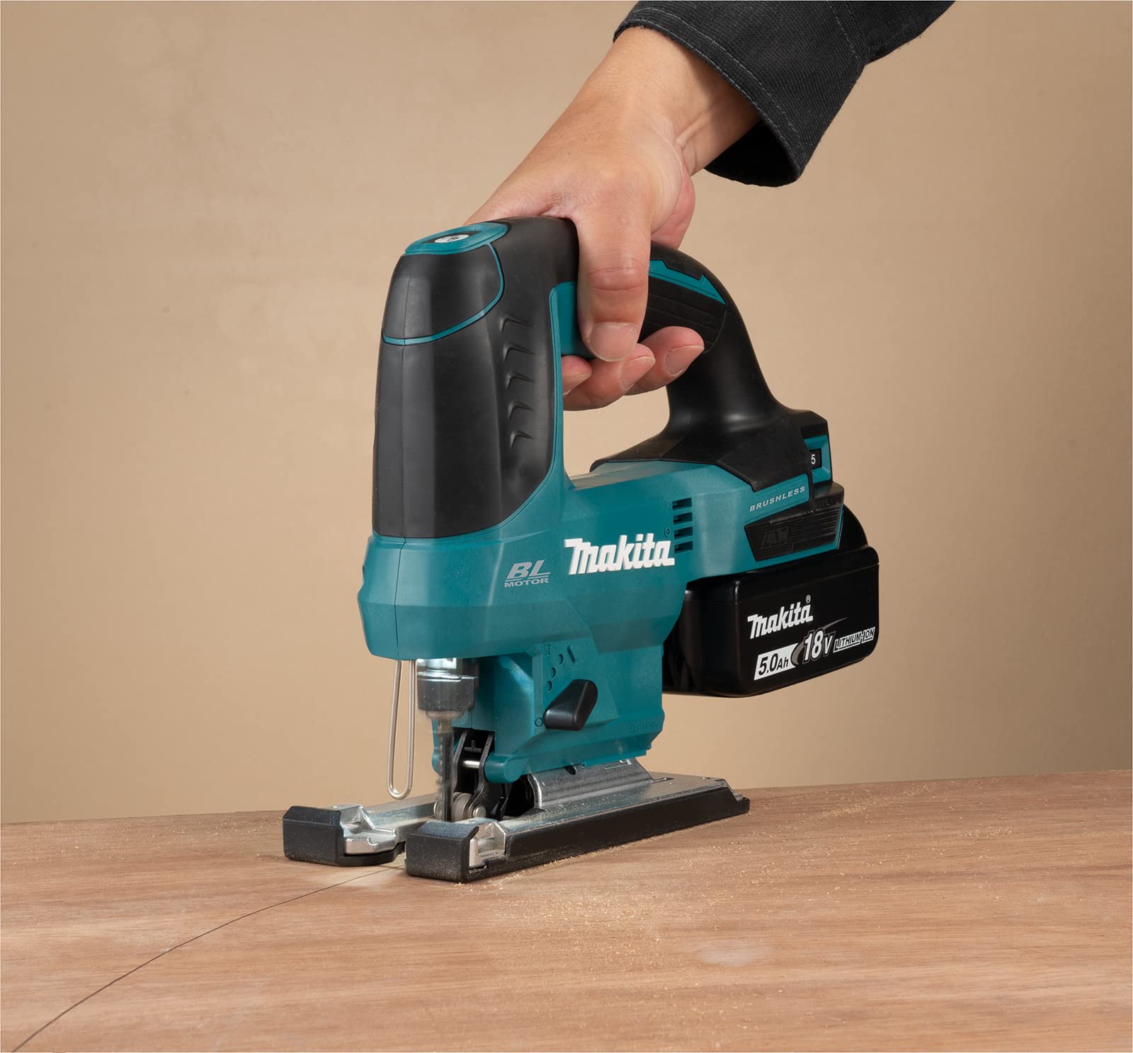 Makita DJV184RTJ 18V Li-Ion LXT Brushless Jigsaw completo di 2 batterie da 5,0 Ah e caricatore fornito in una custodia Makpac