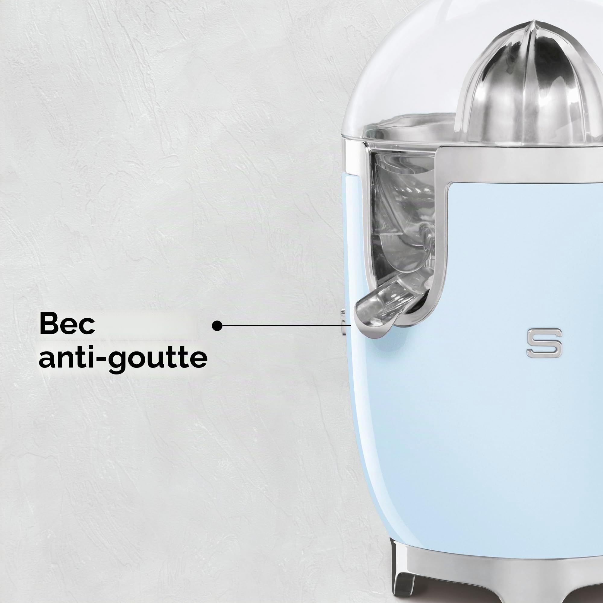 Smeg, Presse Agrumes Électrique CJF11BLEU, Mise en Marche Automatique à Pression, Bec Anti-goutte et Cône Universel, Base Antidérapante, Range Cordon Intégré, 70W, Noir