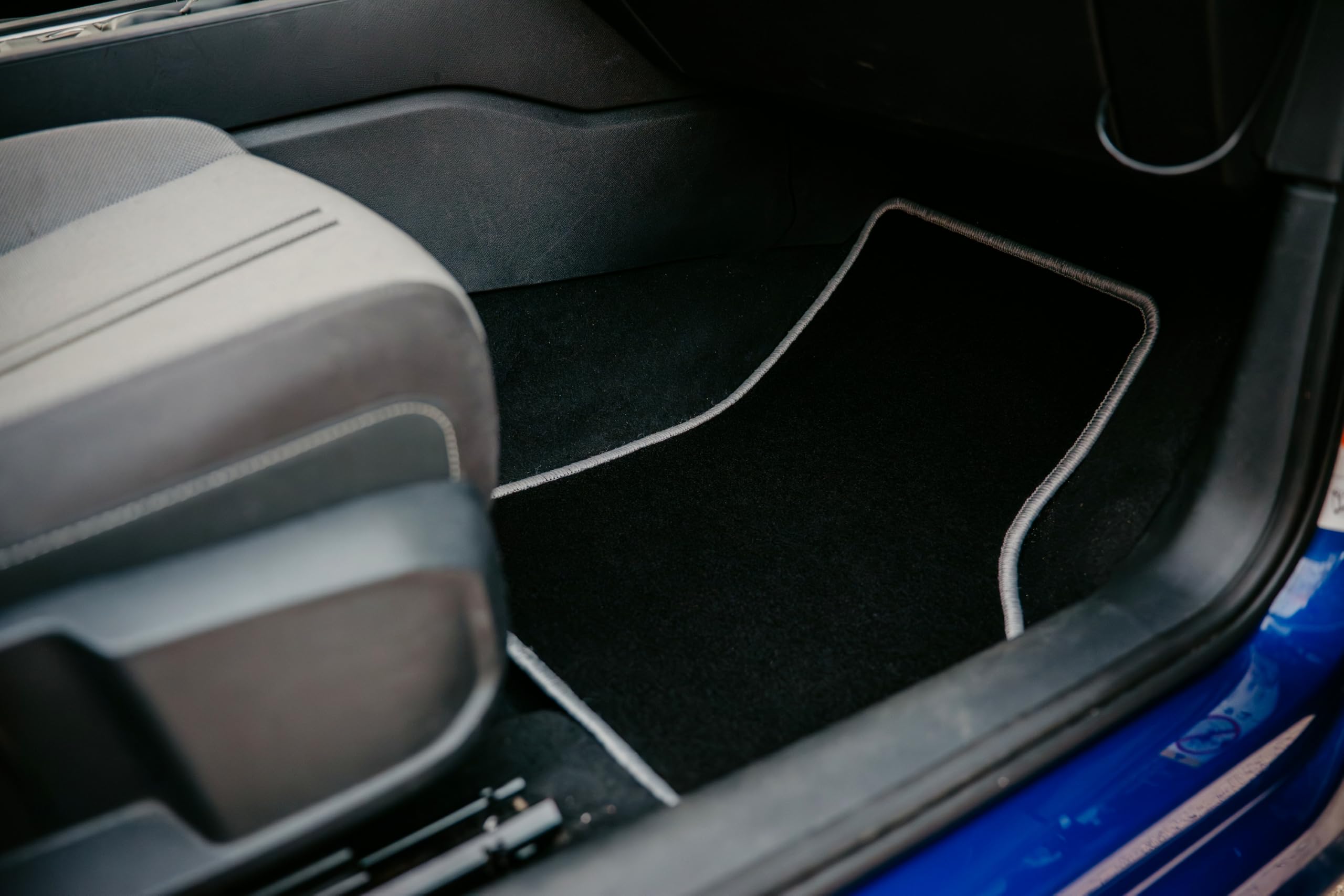 CARLUX-SILVER dywaniki welurowe kompatybilne z Chrysler Pacifica II hybryda 7 os od 2017 - zestaw 5 szt., czarne ze srebrnym obszyciem