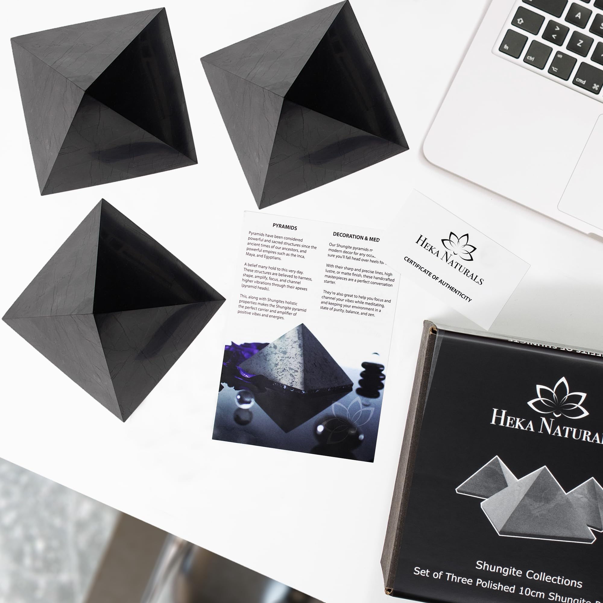 Heka Naturals Piramide di Shungite Levigata Pietra Nera Set di 3 | 10 cm – Decorazioni Casa Shungite Pietre Naturali Prodotti - Pietre Chakra Cristalli Curativi Meditazione