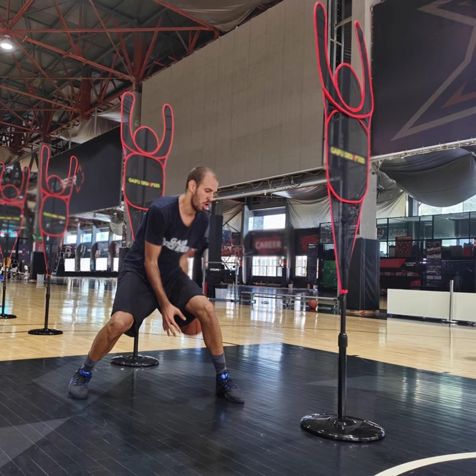 Manichino da Allenamento Portatile per difensore per Basket, manichino da Allenamento Indipendente Regolabile per Dribbling, tiri, passaggi (Red)