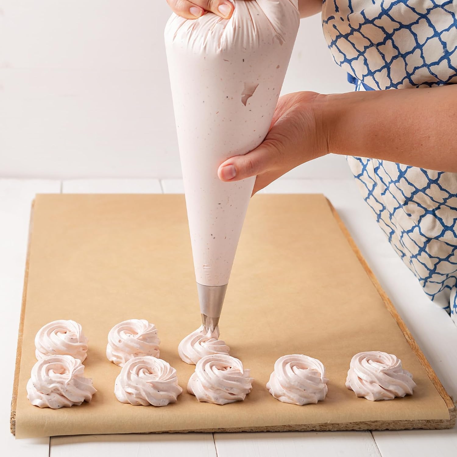 200Pcs Disposable Icing Piping Bags, 16 Inch Large Pastry Bags for Cake Cupcake Dessert Cookies Decoration