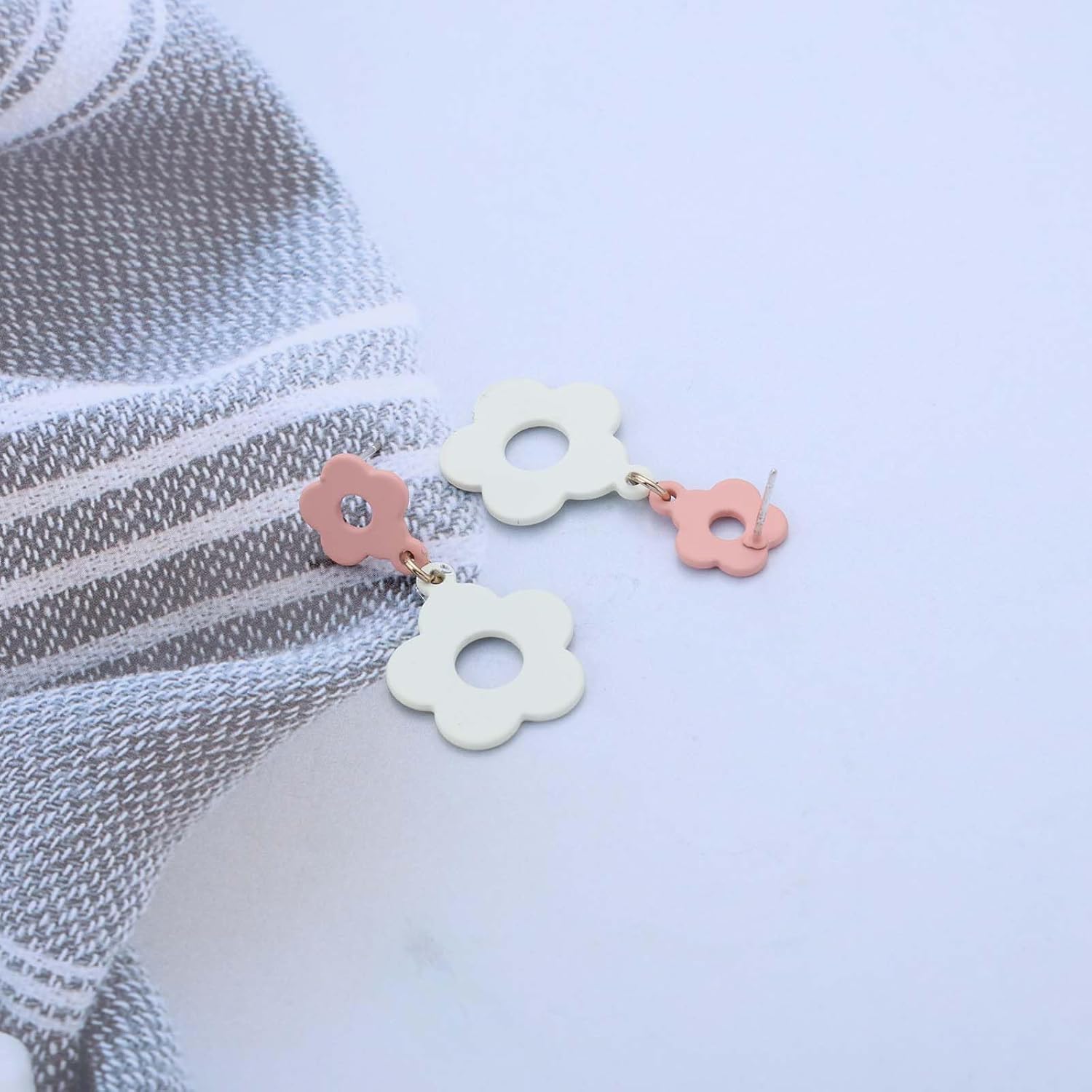 Andelaisi Boho Acrylic Flower Earrings Vintage Flower Floral Earrings Cute Flower Drop Earrings Hollow Flower Earrings Daisy Flower Earrings Jewelry for Women - Image 6