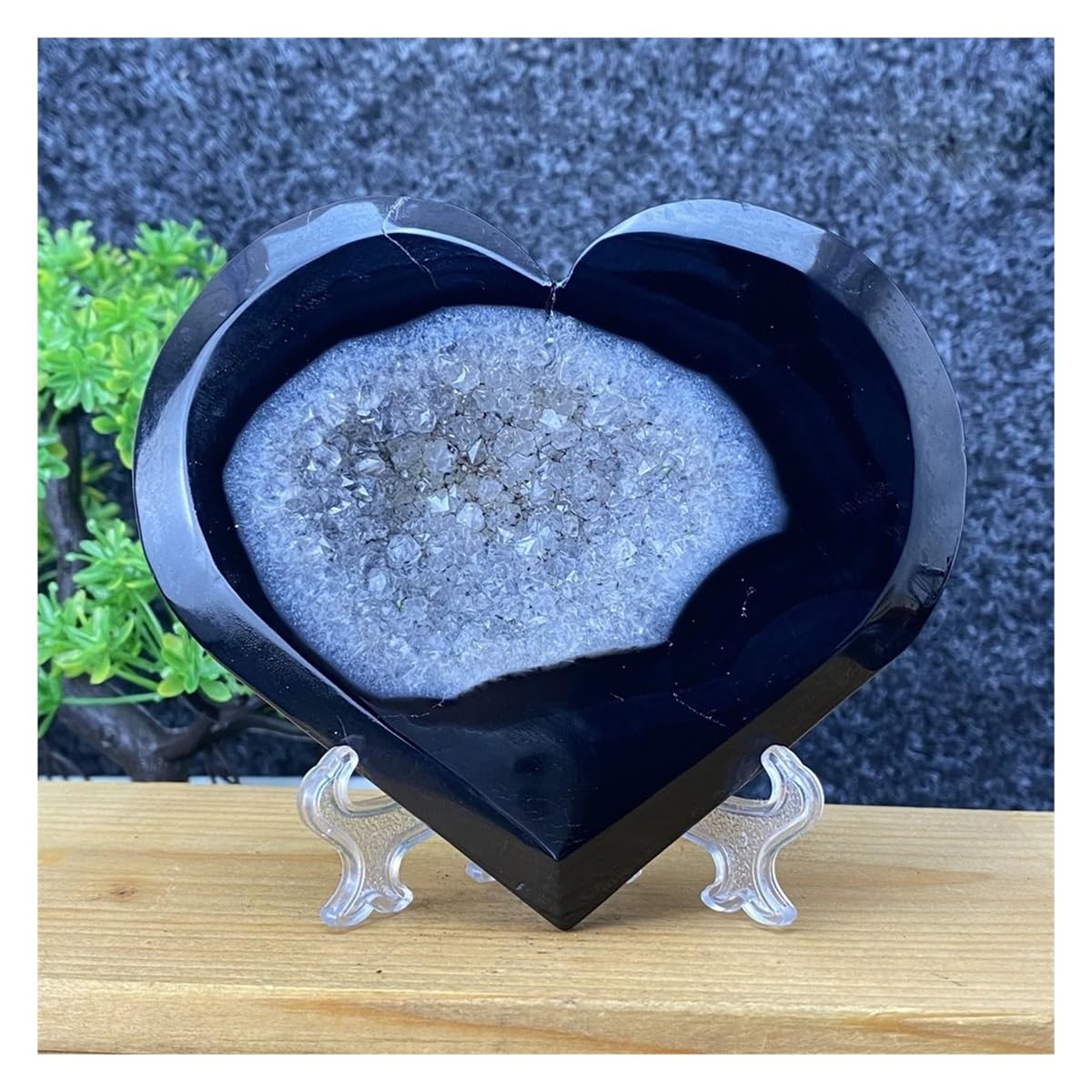 Geoda de ágata negra tallada a mano en forma de corazón de 256g con base de exposición