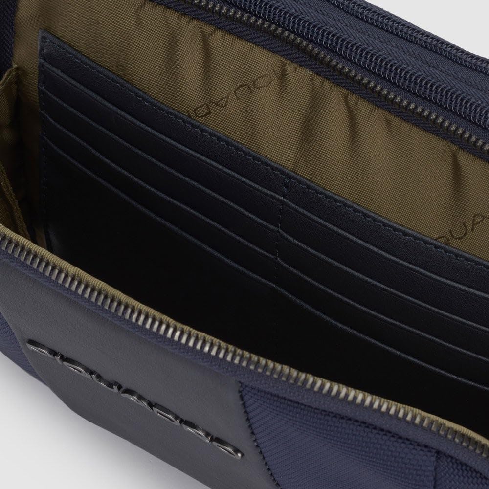 PIQUADRO – Pochette Uomo – Tre Scomparti – Con Portacarte di Credito –In Pelle e Tessuto Riciclato – Colore Blu