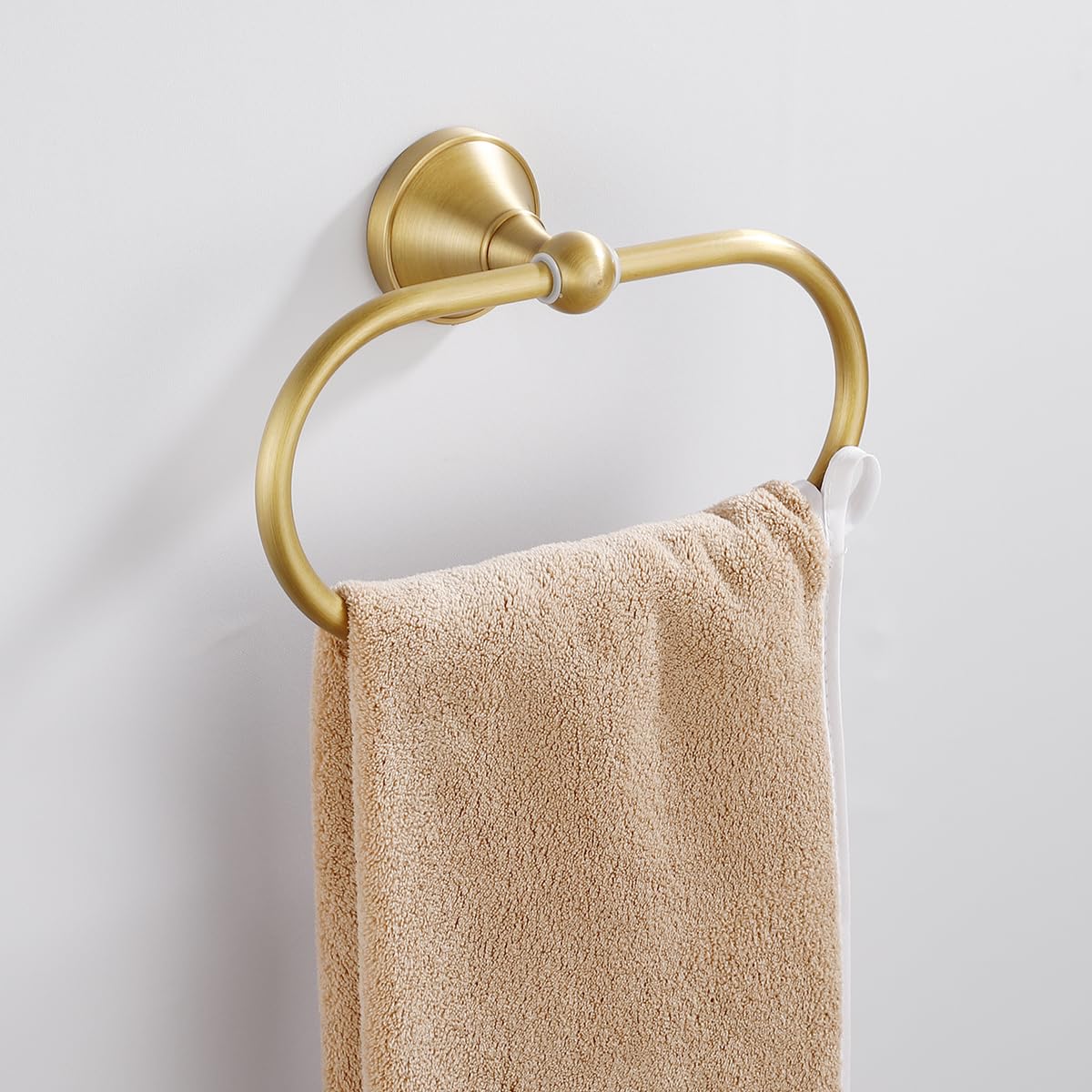 Percha de ropa de baño y estantes organizadores para renovar el aseo familiar