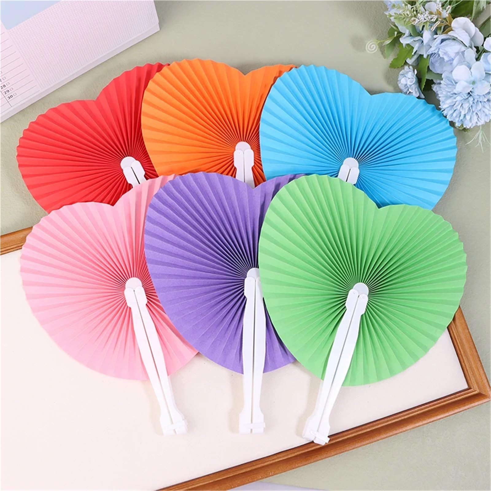 Fächer für Hochzeitsgäste, 50 Stück, bunt, herzförmig, Papier-Faltfächer für Geburtstag, Party, Souvenirs, Jahrestag, Verlobung, Babyparty, Taufe, Gastgeschenk (Orange)