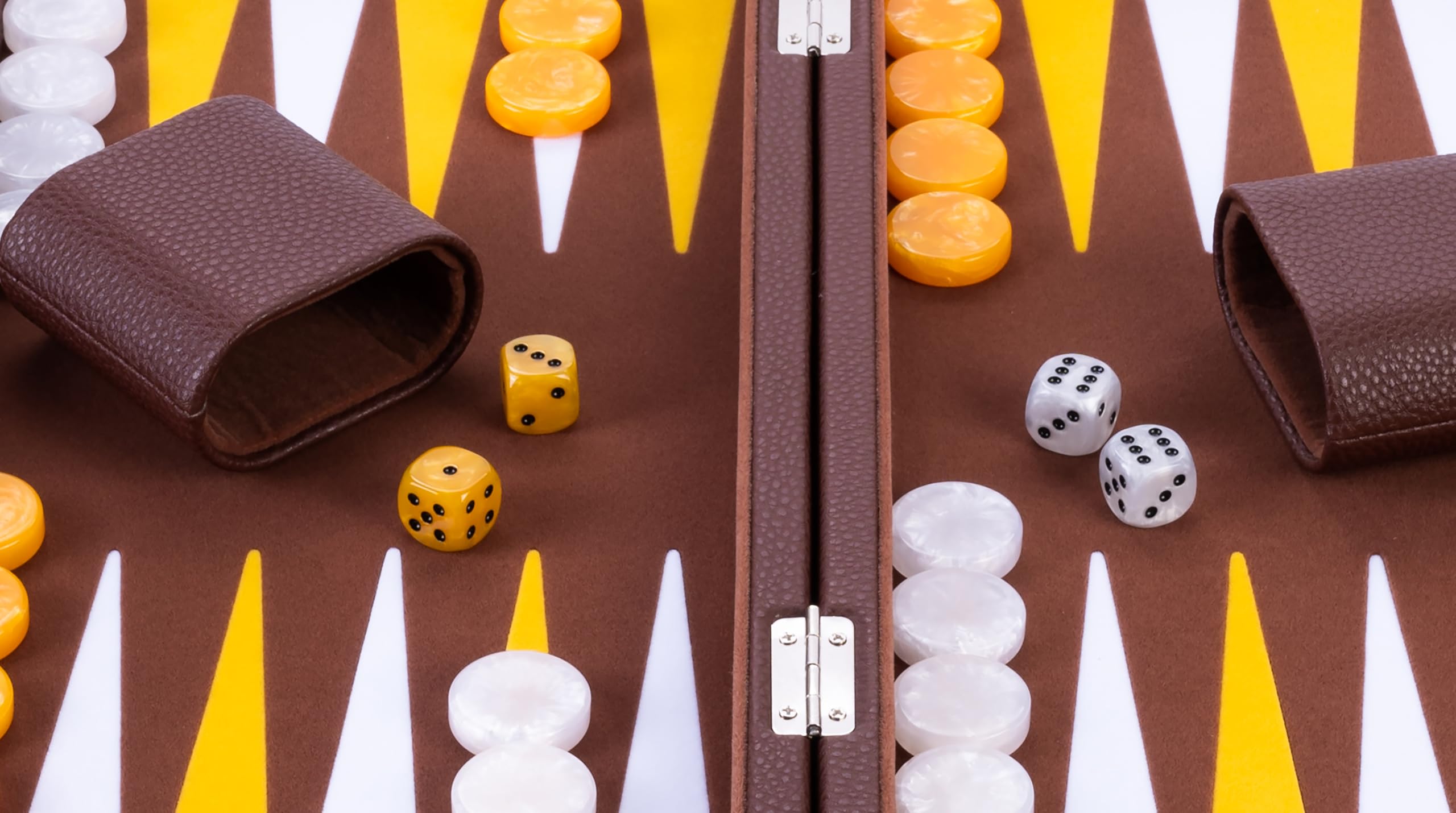 Engelhart 250520 – Backgammon de Lujo 38 cm – Exterior Piel sintética, Interior con incrustación de Fieltro – Dados y fichas nacaradas – Incluye 2 Vasos – Juego Profesional y recreativo.