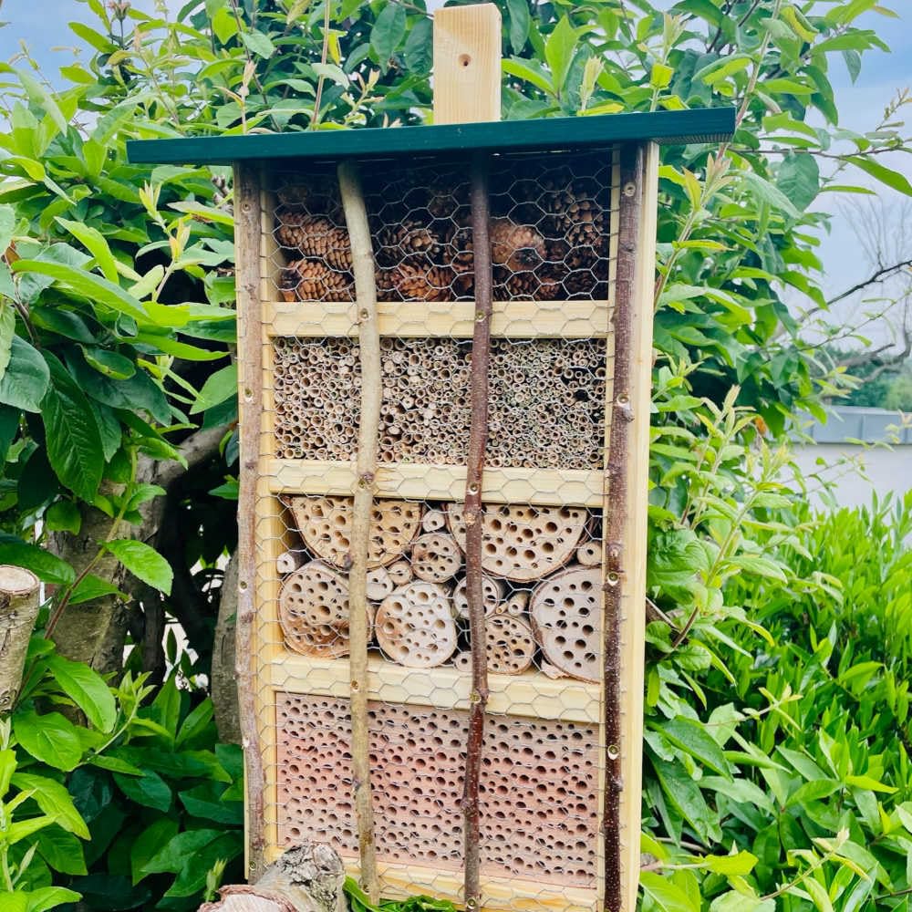 DARLUX handgemaakt, hoogwaardig houten insectenhotel XL, wilde bijen- nesthulp, insectenhuis, natuur/groen. Geproduceerd door werkplaatsen voor mensen met een beperking