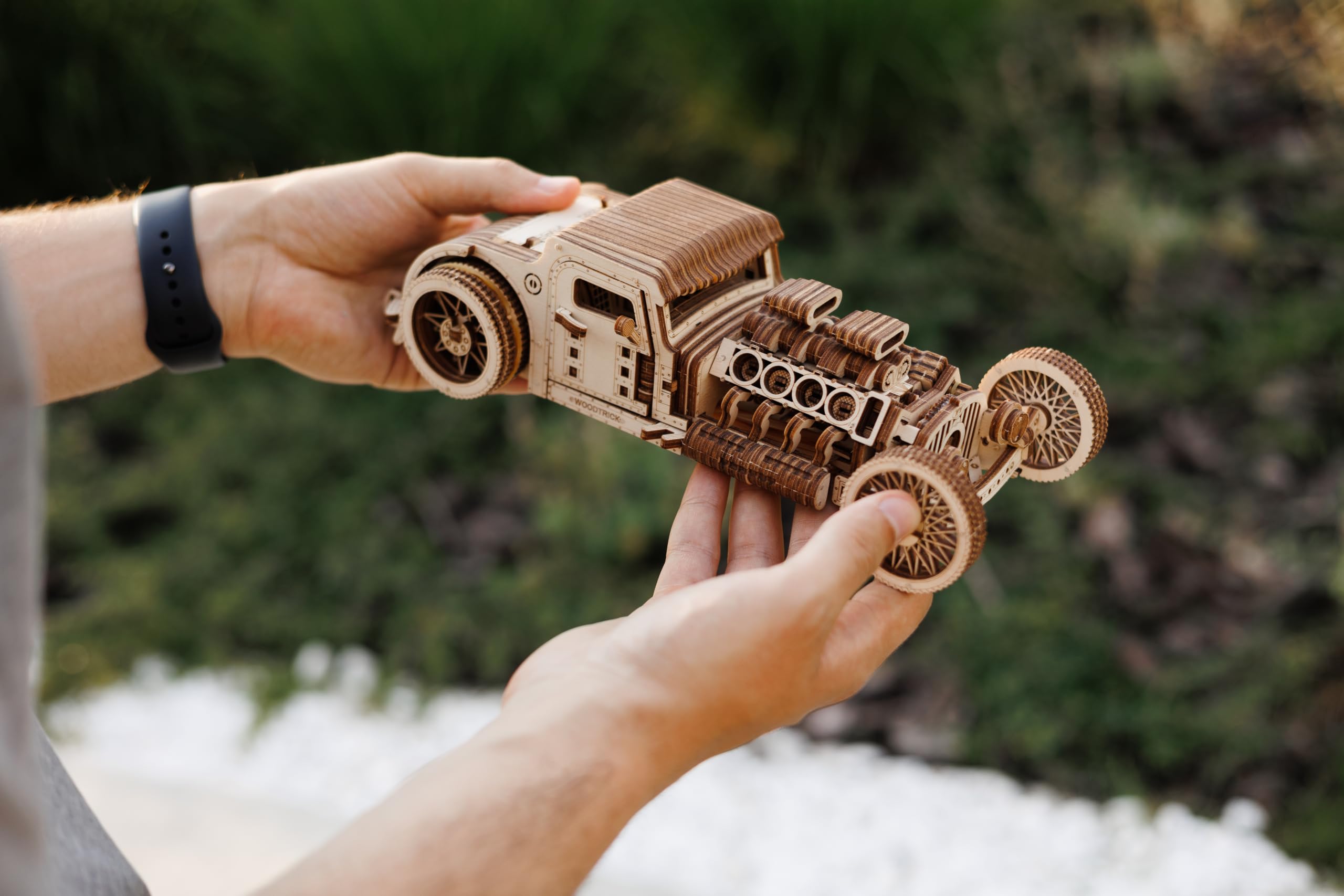 Wood Trick Hot Rod Car Puzzle 3D di Legno per Adulti da Costruire | [280 Pezzi] Rotola Fino a 9,8 m - Design Vintage Dettagliato - Kit di Montaggio Meccanico in Legno DIY per Adulti