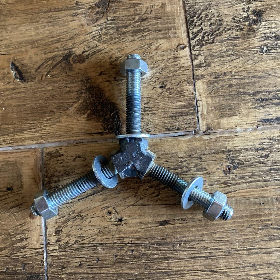 Amazon.co.jp: ハンティングチェア 三又ボルト M8×4.5センチ : おもちゃ