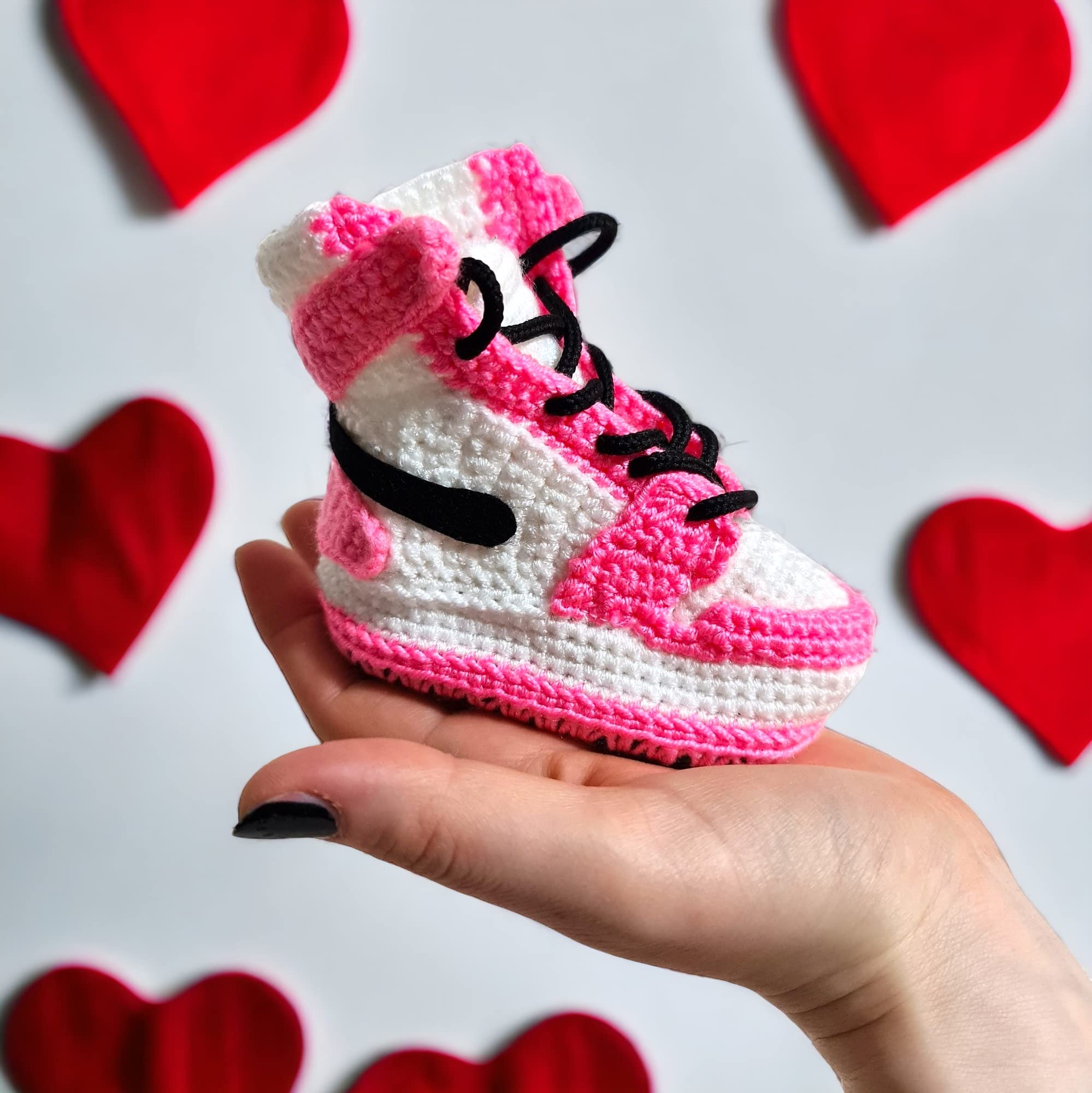 Handgefertigte Rosa Baby Sneaker im Jordan Style - Weiche Häkelschuhe für Neugeborene - Erstlingsschuhe & Bequeme Babyparty Geschenkidee - Erste Schritte Booties