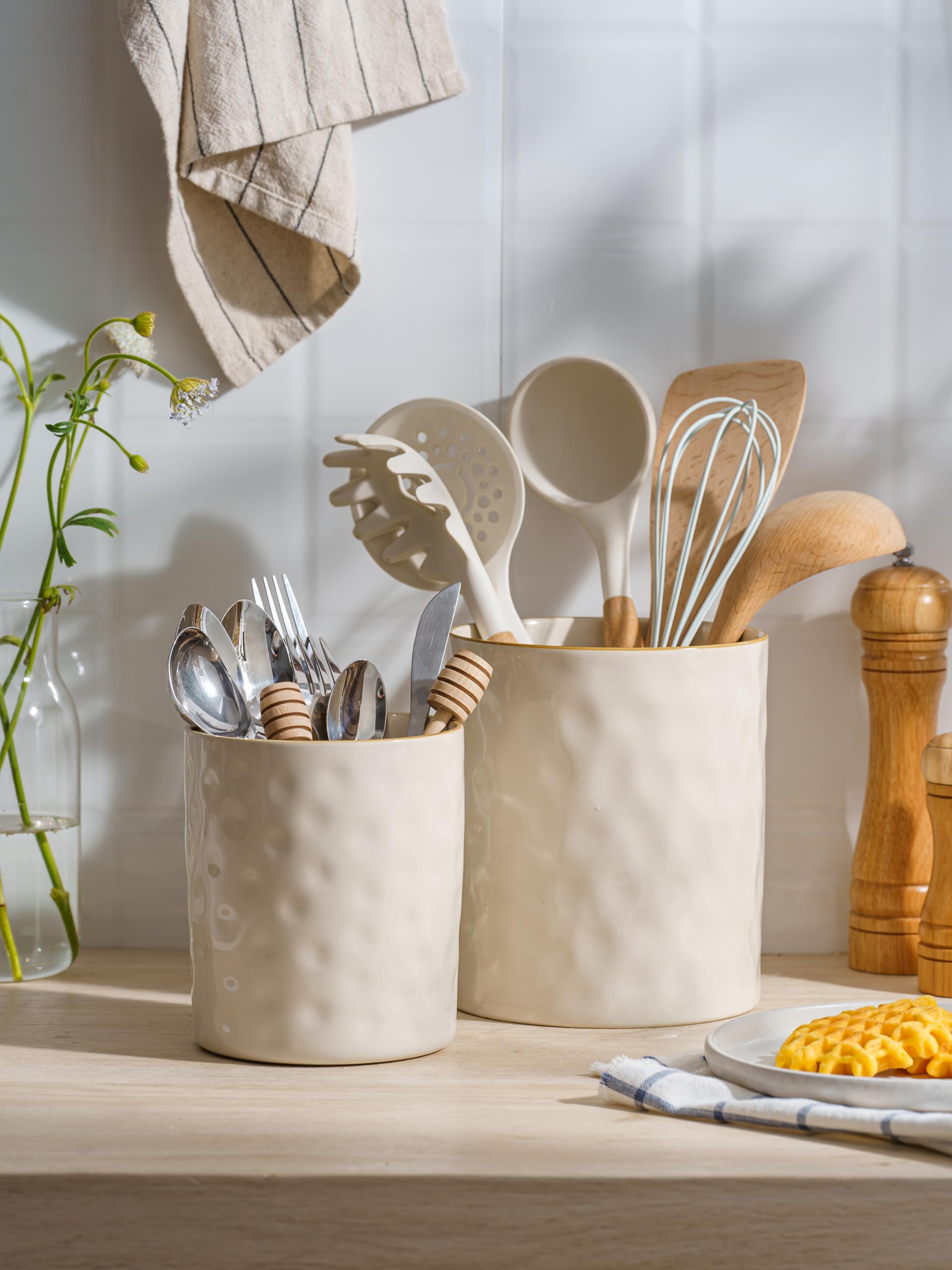 famiware Ocean Lot de 2 porte-ustensiles de cuisine en céramique pour comptoir, pots à ustensiles de cuisine, organisateur d'ustensiles pour spatule et cuillère, décoration de cuisine, blanc vanille
