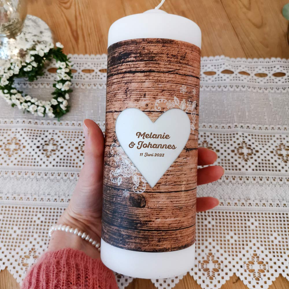 Weddix Vintage Hochzeitskerze mit Namen Datum in Holzoptik mit Herz und Spitze - Traukerze 8x23 cm groß zur Hochzeit mit Spruch Rundumdruck