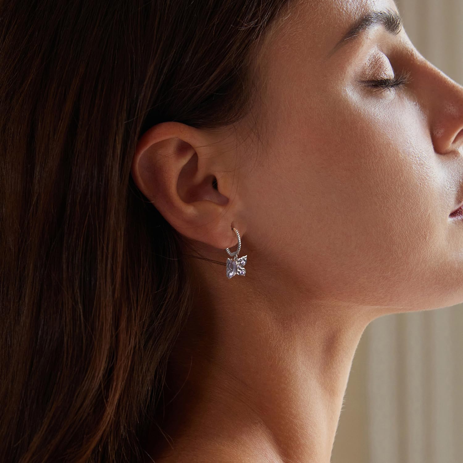 WBDWWTD Creolen Niedliche Schmetterlingsohrringe für Mädchen, hypoallergener, weiß getönter Schmuck mit 925er Silber