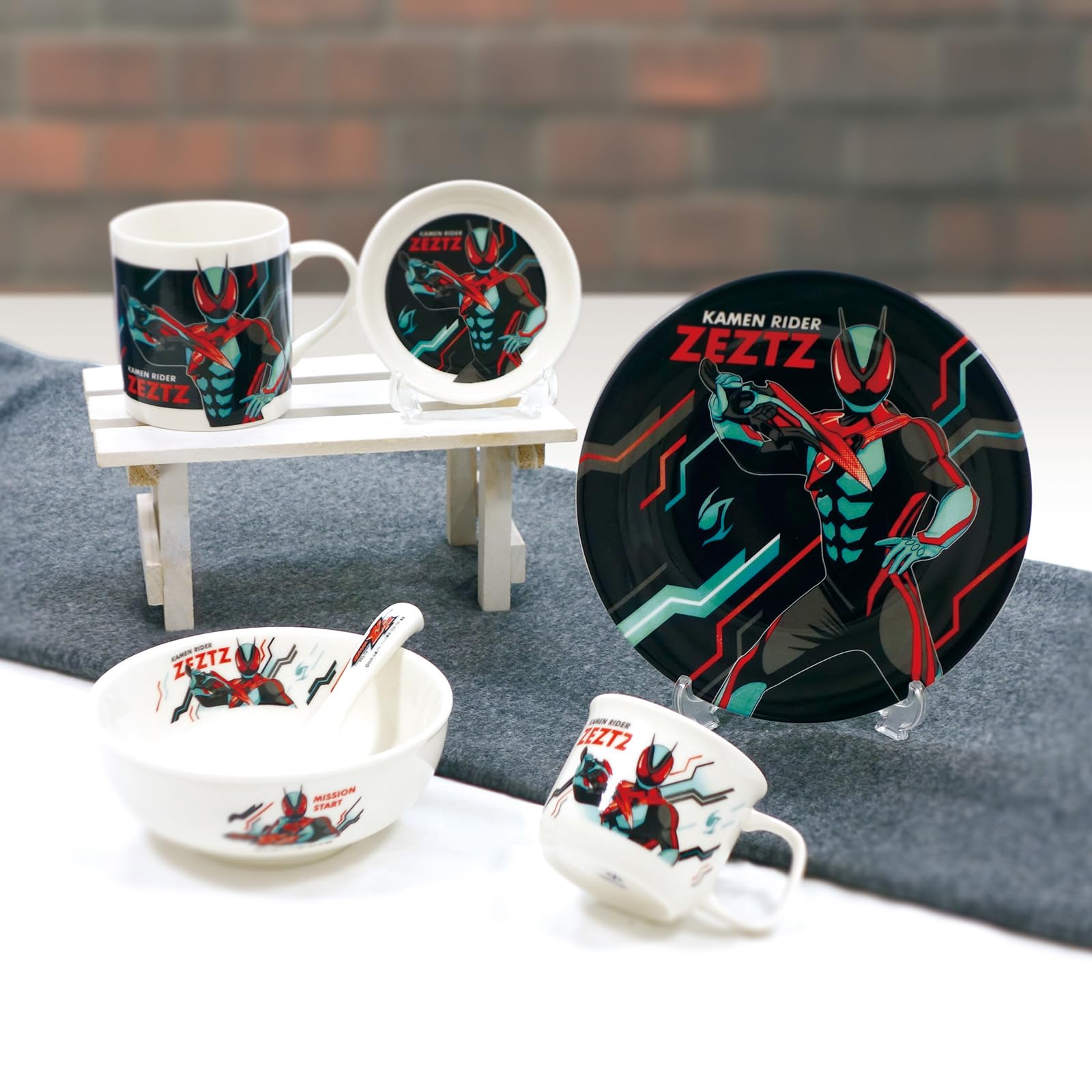 Amazon｜仮面ライダー ゼッツ 皿 カレー皿 18cm 子供用食器 電子レンジ