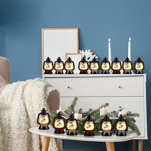Vista 33 de ROCEEI 12 mini linternas de muñeco de nieve de Navidad decorativas con velas LED parpadeantes, lazo a cuadros, pequeño centro de mesa portátil
