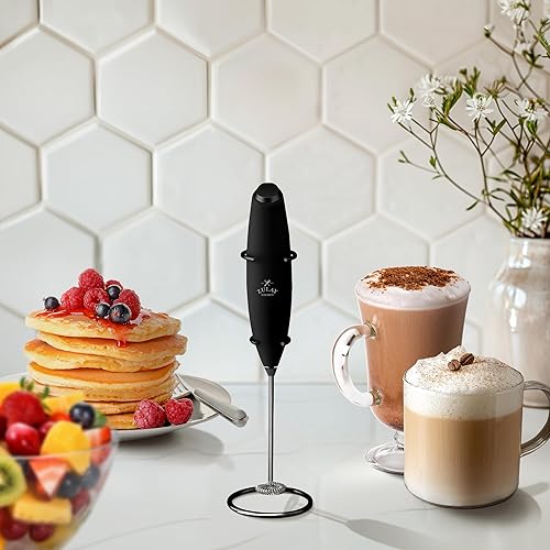 Vista 502 de Zulay Kitchen - Espumador de leche de mano con pilas AA Duracell: batidora de bebidas resistente para café, latte, capuchino y más, color aurora